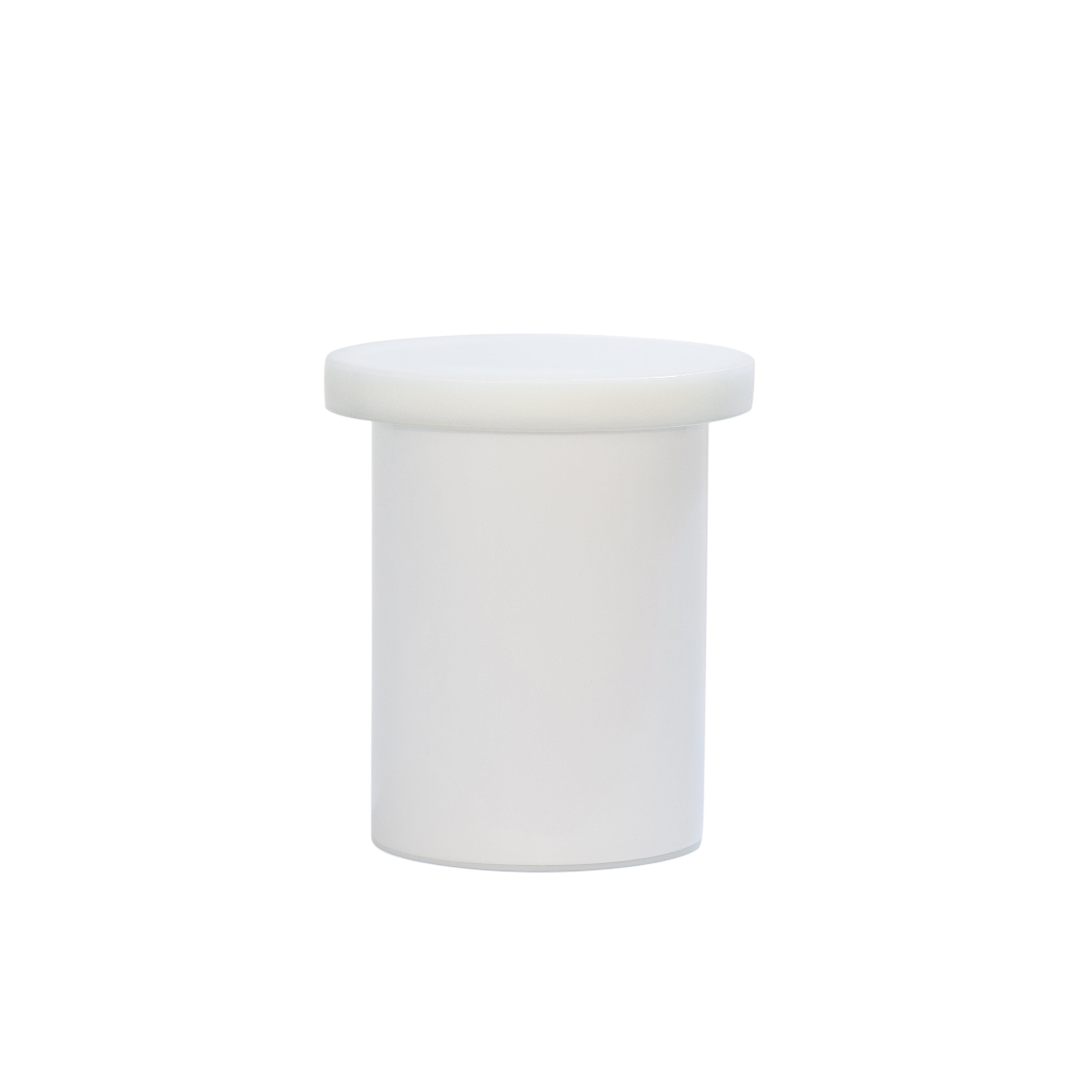Table d'appoint Alwa three white par Pulpo
Dimensions : D38 x H44 cm
MATERIAL : verre moulé et soufflé à la main

Disponible également en différentes couleurs. 

Normalement, le verre est considéré comme un matériau léger aux arêtes vives. En