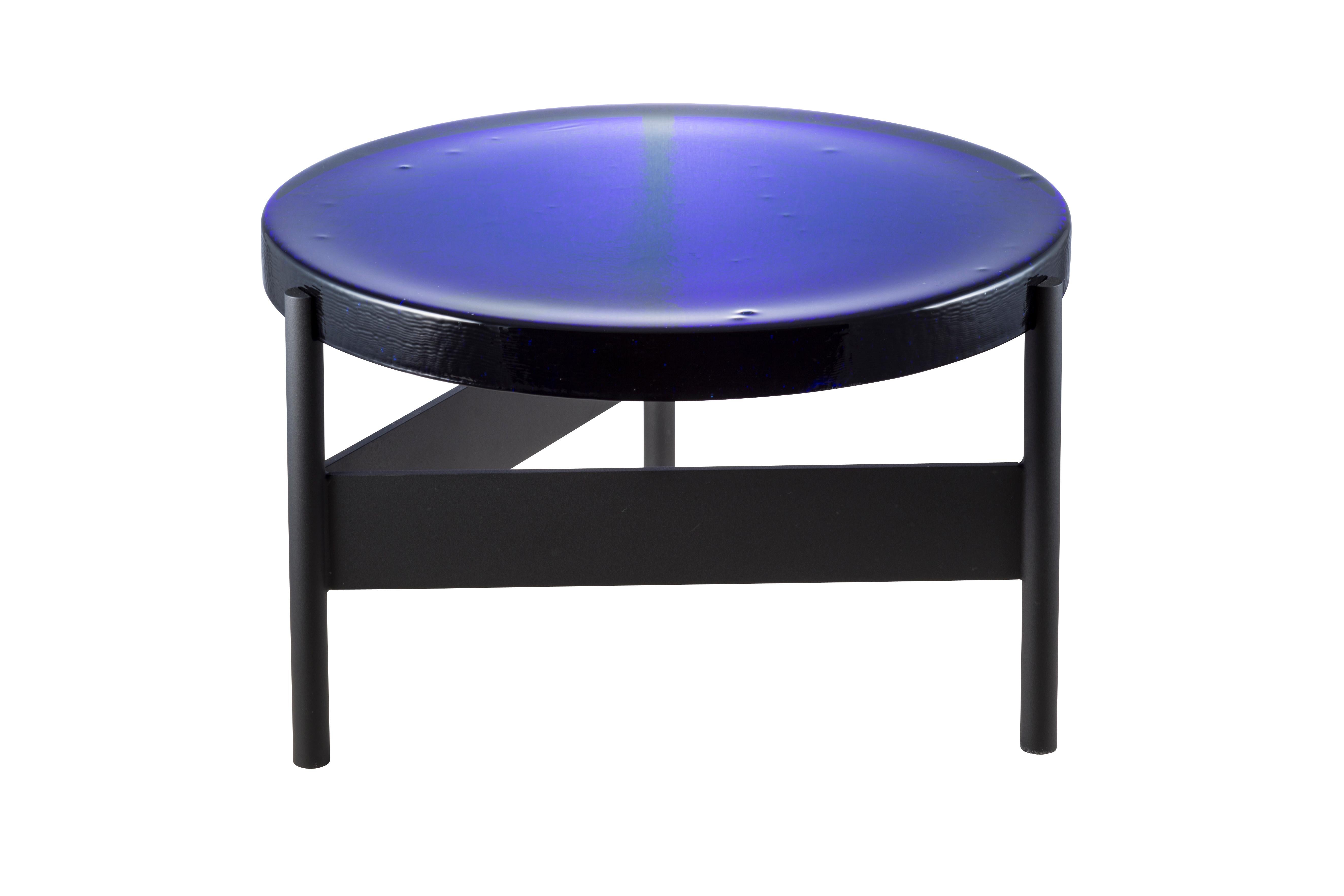 Tavolino Alwa due grandi blu nero di Pulpo
Dimensioni: D56 x H35 cm.
Materiali: vetro fuso; acciaio verniciato a polvere.

Disponibile anche in diverse finiture.

Normalmente, il vetro è considerato leggero e con spigoli vivi. Al contrario,