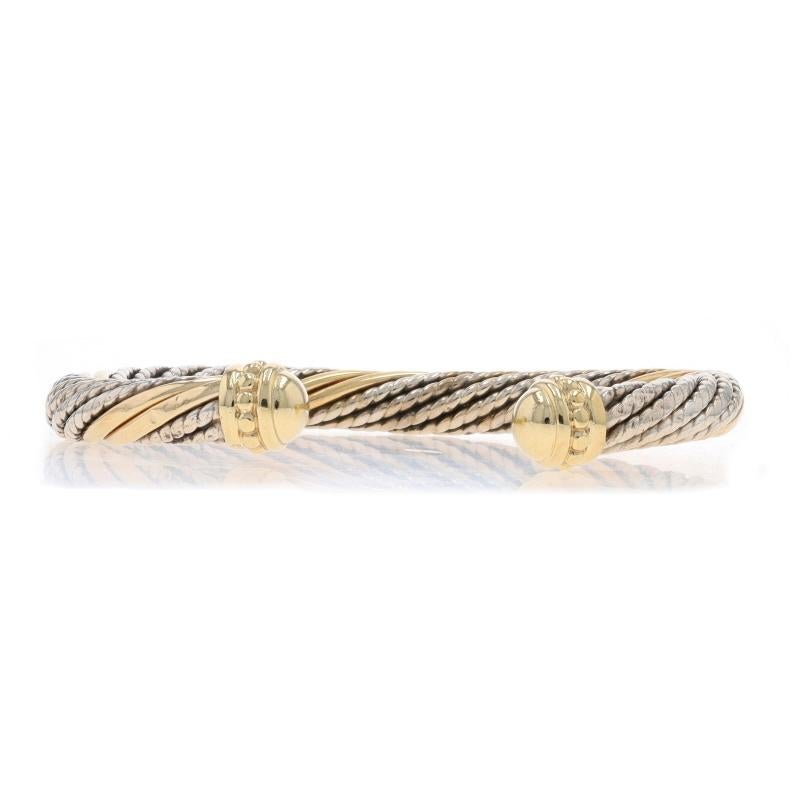 Marke: Alwand Vahan

Metallgehalt: Sterling Silber & 14k Gelbgold

Stil: Manschette
Art des Verschlusses: N/A (gleitet über das Handgelenk)
Thema: Seildrehung

Messungen

Innenumfang (einschließlich Öffnung): 6 3/4