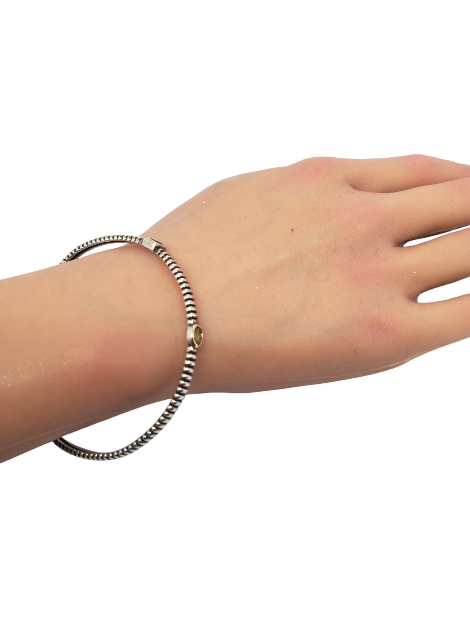 Alwand Vahan Plata de ley y 14k. Pulsera acanalada con piedras preciosas engastadas en bisel-

Esta pulsera vintage tiene gemas de peridoto y topacio azul engastadas en oro de 14 quilates sobre un brazalete acanalado de plata de ley de Alwand