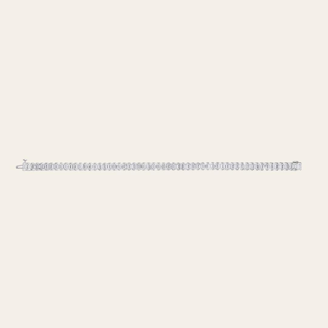 Contemporaneo Bracciale Tennis Alya con diamanti taglio smeraldo da 18 carati in vendita