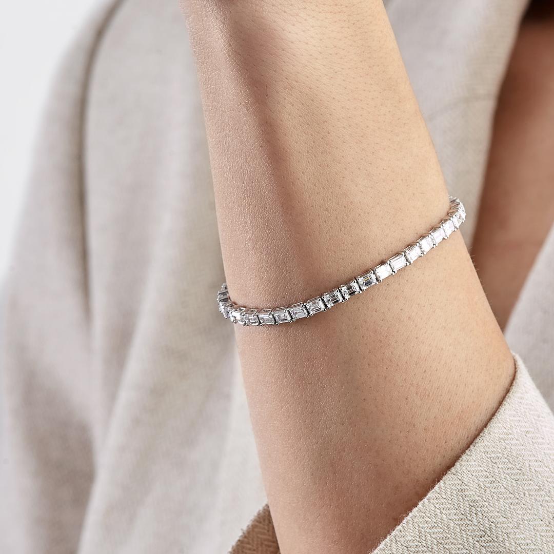 Il bracciale Alya Diamond Bracelet è caratterizzato da diamanti con taglio smeraldo che aggiungono la giusta quantità di scintille, esaltando il design elegante del bracciale tennis con diamanti. Realizzato in oro bianco 18 carati, questo splendido