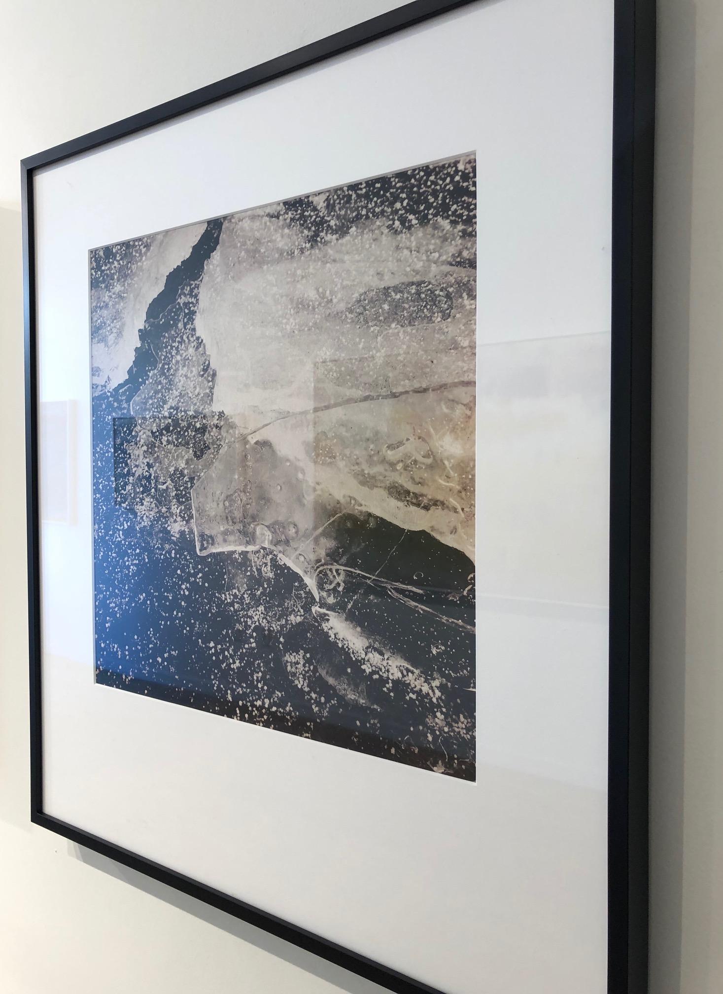 Portales de glace n° 4244 / photographie de nature en noir et blanc - Photograph de Alyson Belcher