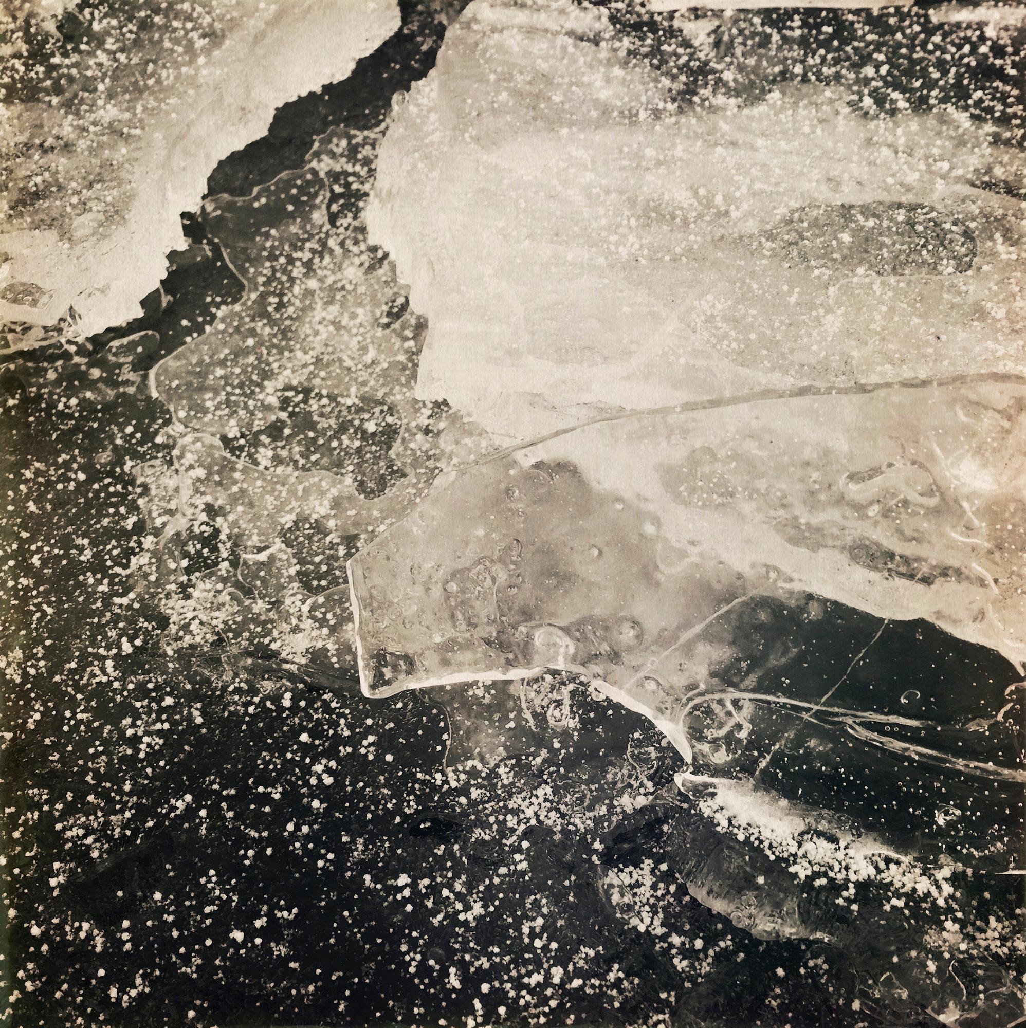 Abstract Photograph Alyson Belcher - Portales de glace n° 4244 / photographie de nature en noir et blanc