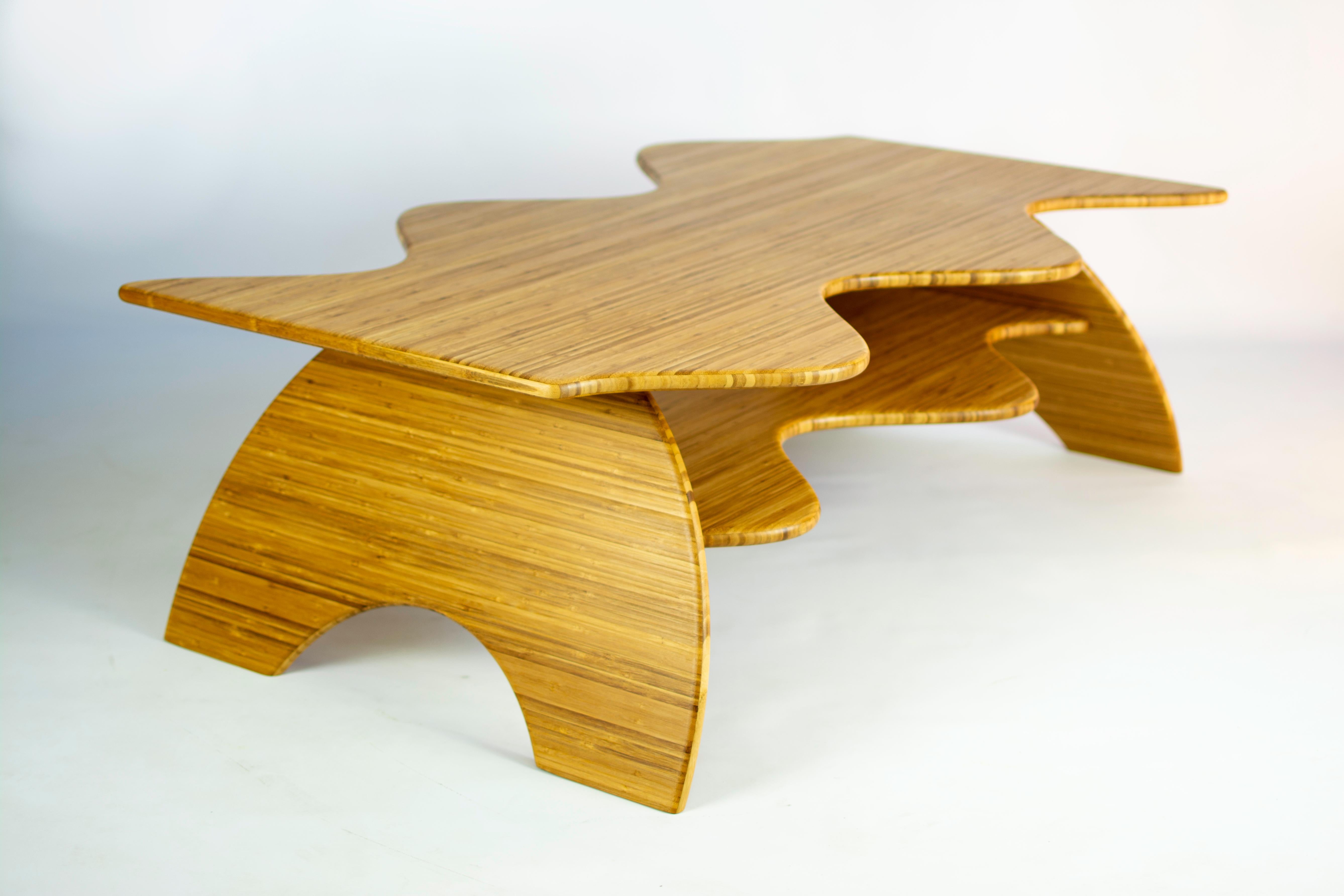 La table basse Wiggle est entièrement fabriquée à la main en bambou dans notre atelier situé à Brooklyn, NY. La forme ludique de cette table a été inspirée à l'origine par la forme d'un peigne à cheveux ondulé. Les courbes roulantes font ressortir