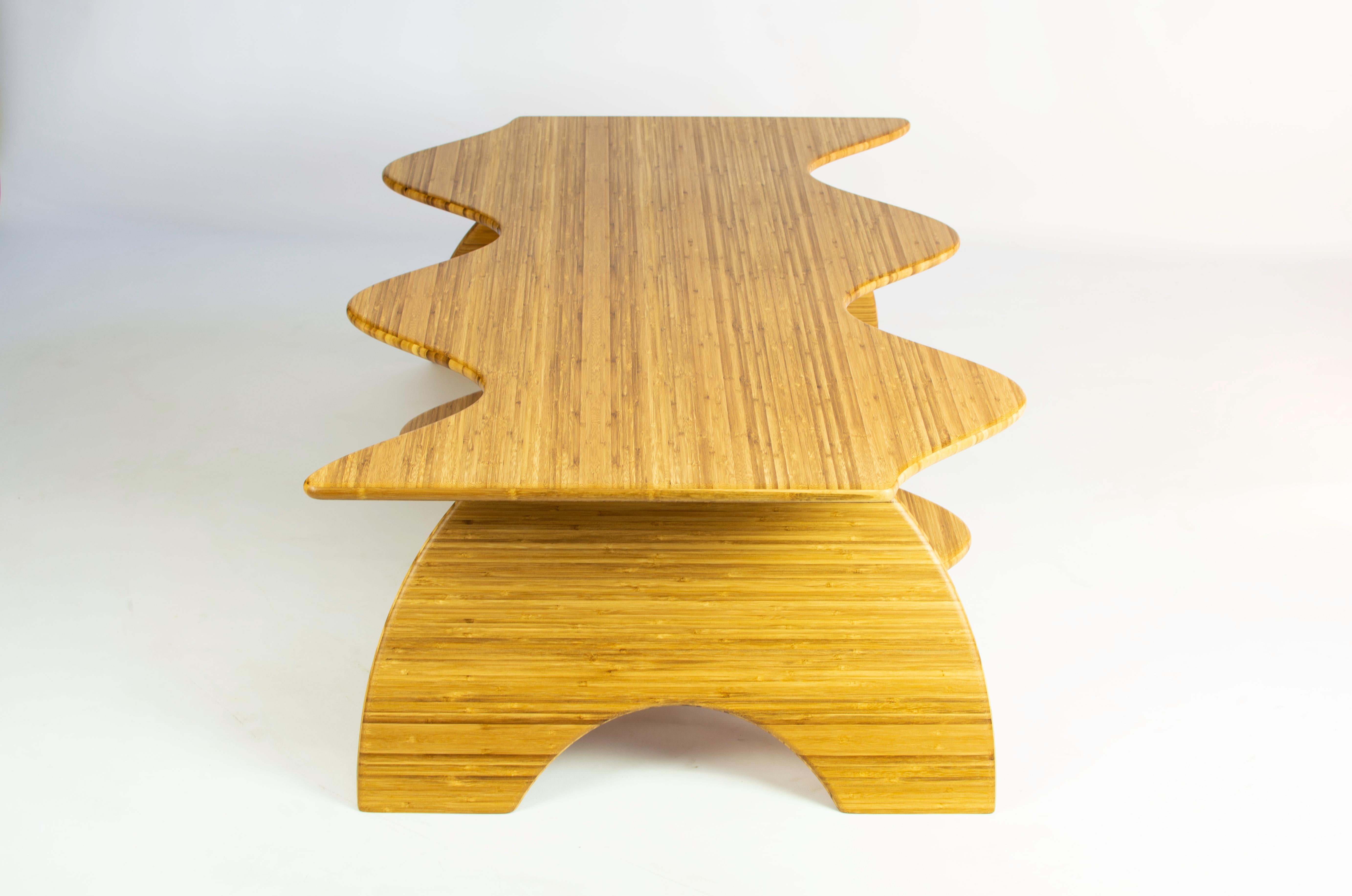 Organique Table basse Wiggle en bambou avec finition à l'huile naturelle en vente