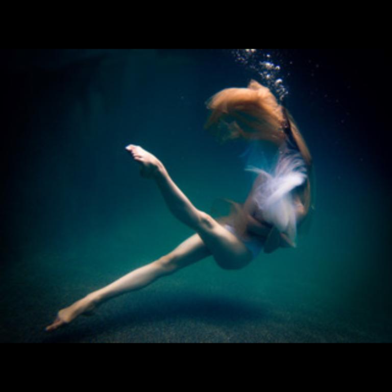 Alyssa Fortin Ballerina subacquea galleggiante Ballerina femminile figurativa