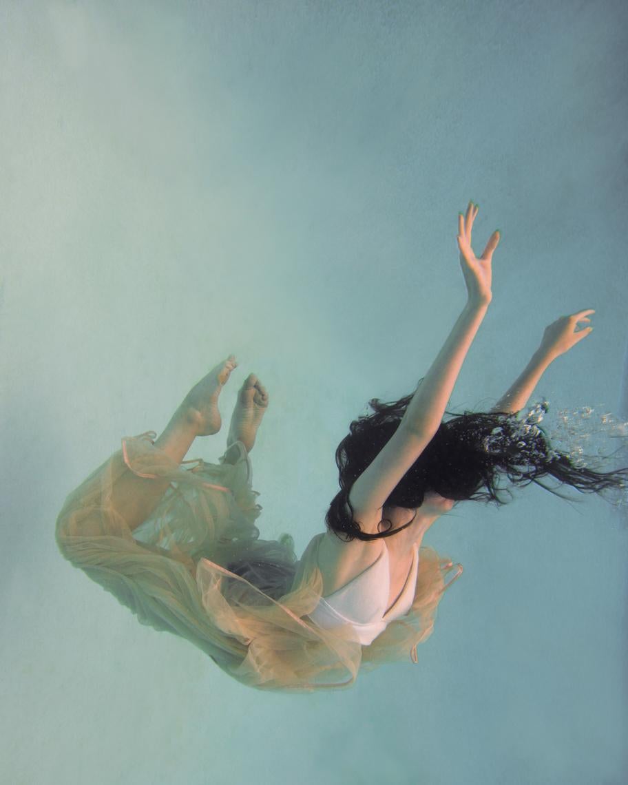 Alyssa Fortin Unterwasserfotografie, weibliche figurative Engels Tänzerin, Wasserfall
