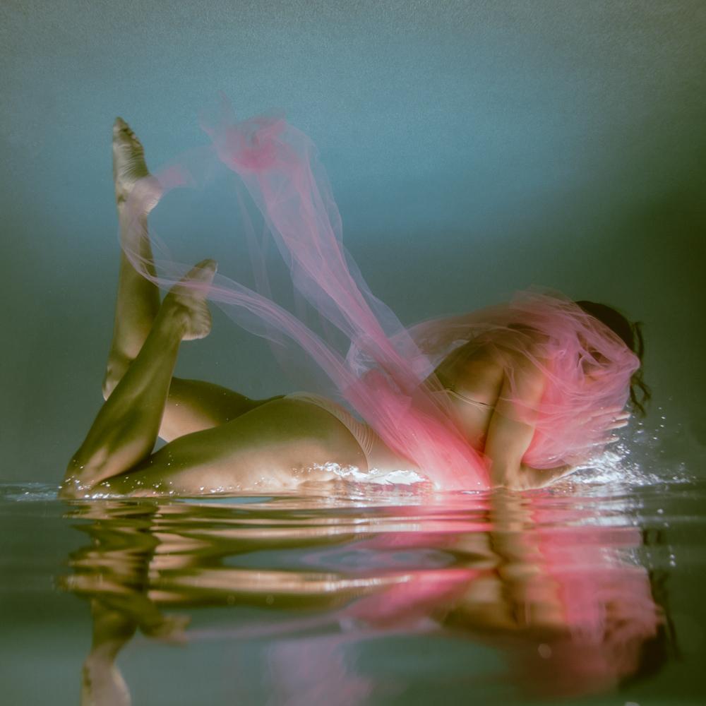 Alyssa Fortin Unterwasserfotografie, weibliche figurative rosa tanzende Frau