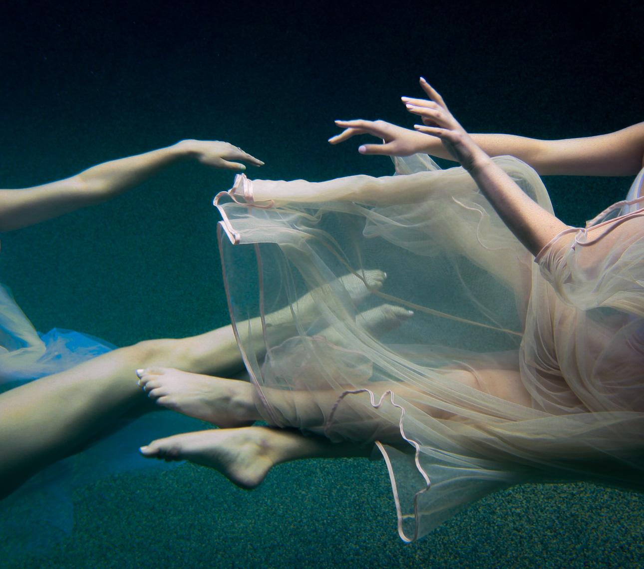 Figurative Photograph Alyssa Fortin - ""Nâma : L'eau qui coule ", photographie figurative contemporaine, 24 po x 27 po