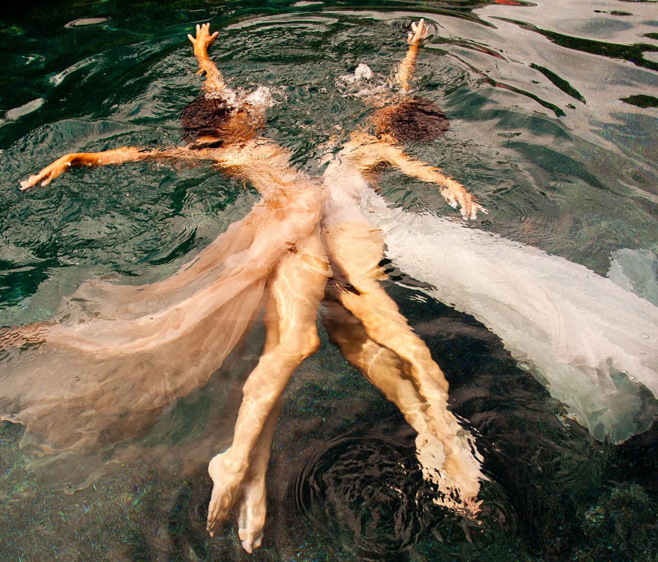 Alyssa Fortin Abstract Photograph – „On the Misty Face of Open Water“, zeitgenössische figurale Fotografie, 40 x 45