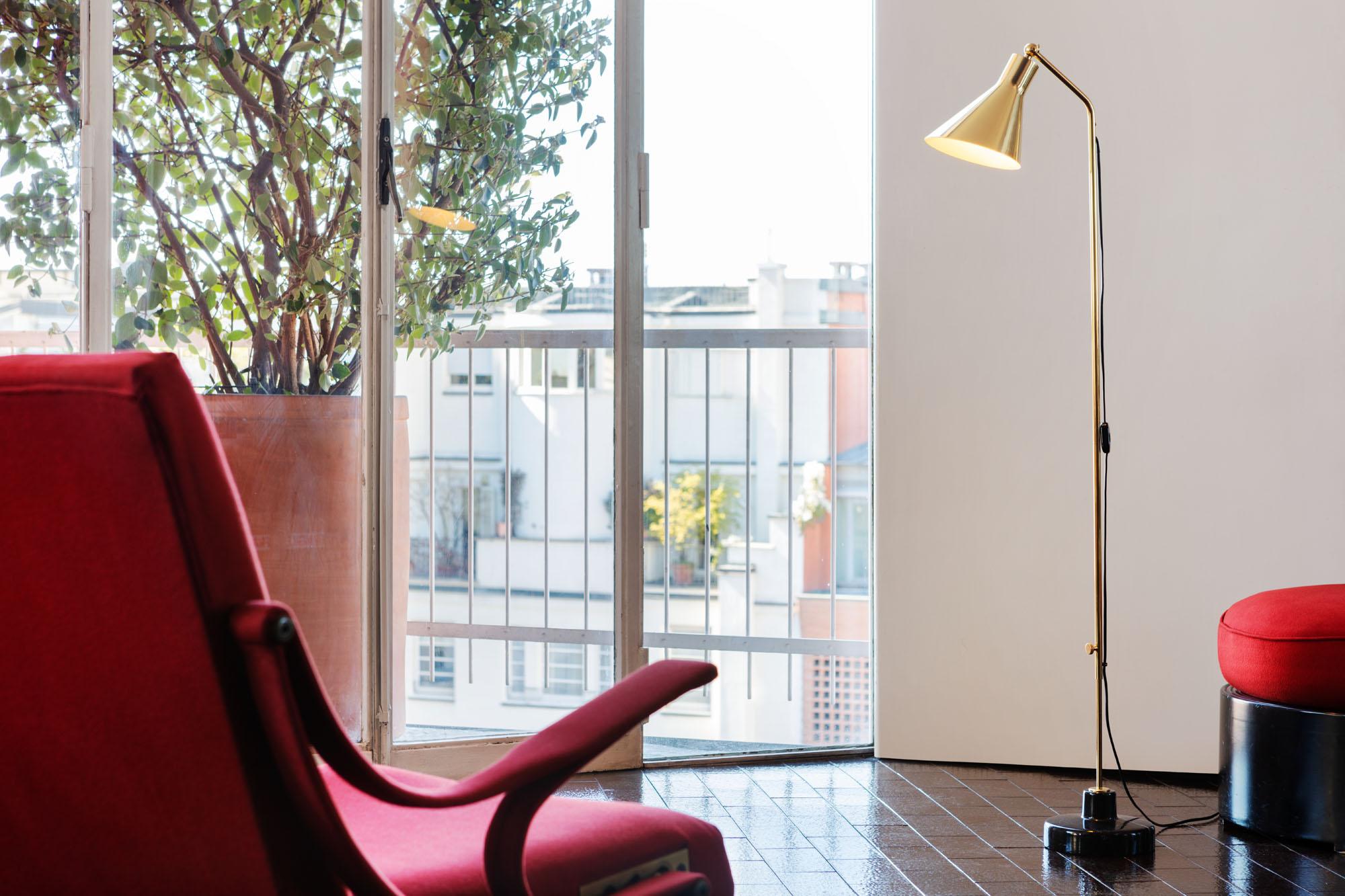 Floor lamp with adjustable height and shade orientation, with brass body and marble base.
Bulb: 1xLED E27/E26 (not included). Black cable with on/off switch.

An Italian design masterpiece born from the pencil of the maestro Ignazio Gardella