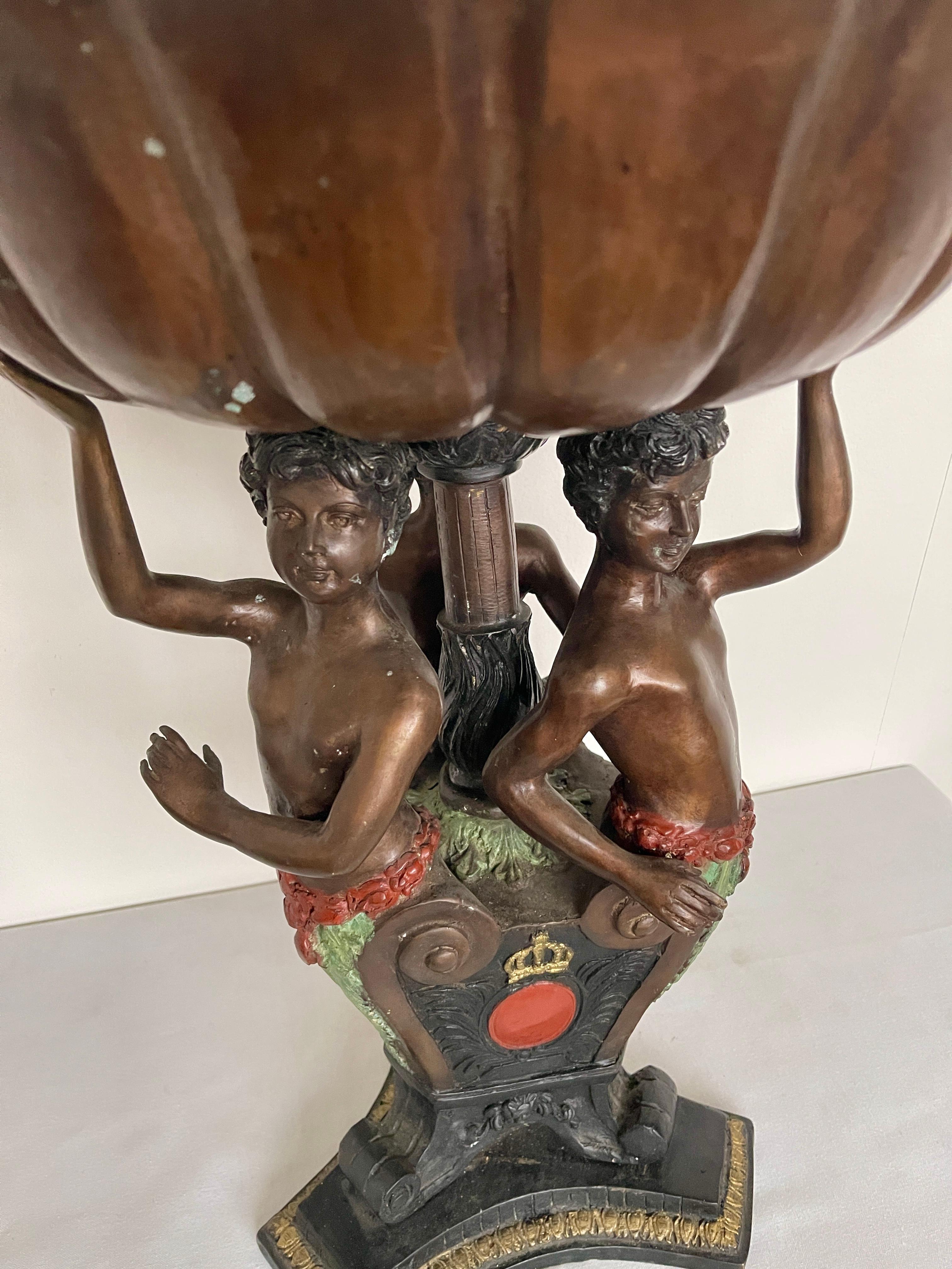 Alzata in bronzo con scultura di putti del XX secolo in vendita 5