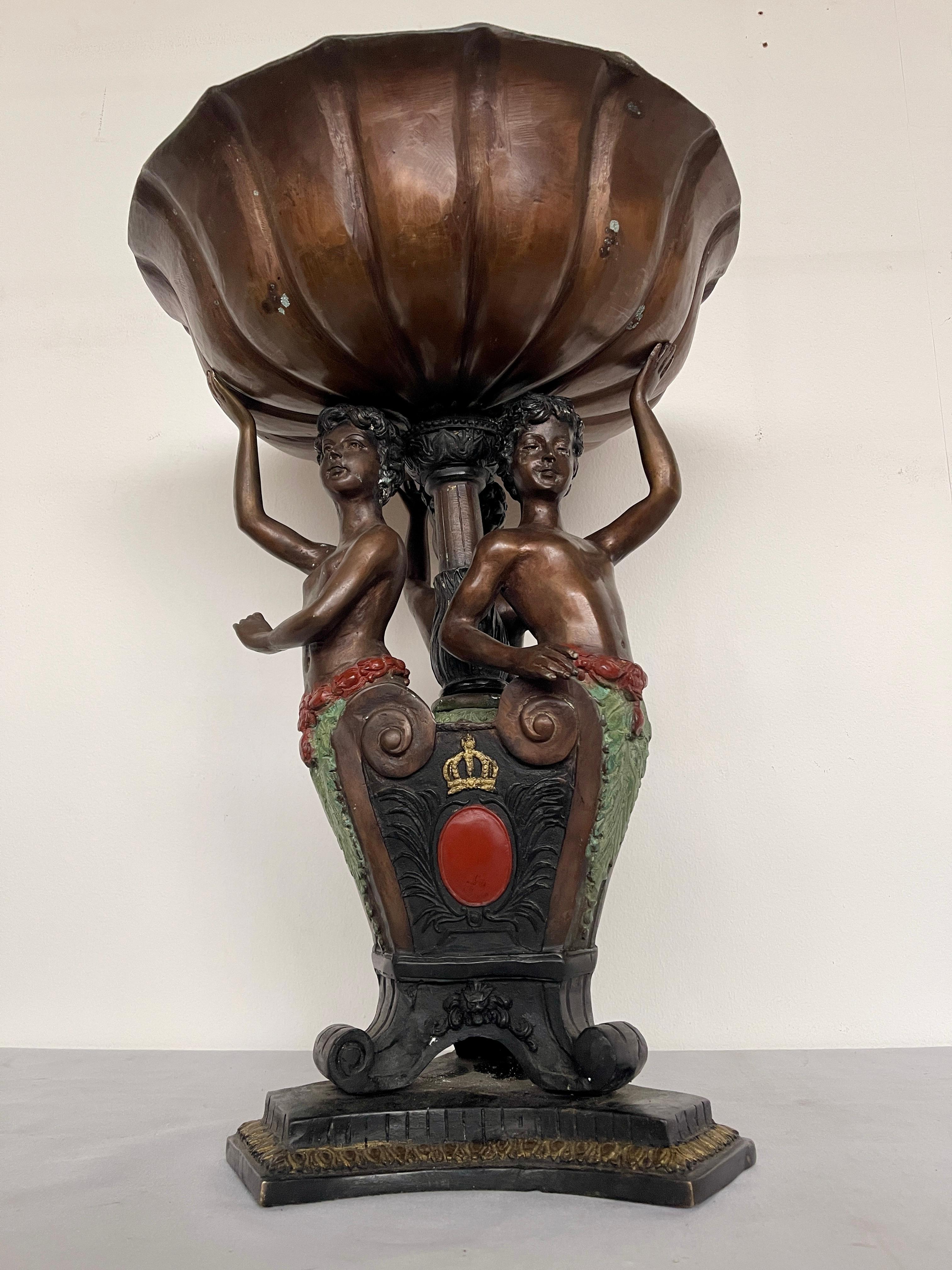 Alzata in bronzo con scultura di putti del XX secolo in vendita 6