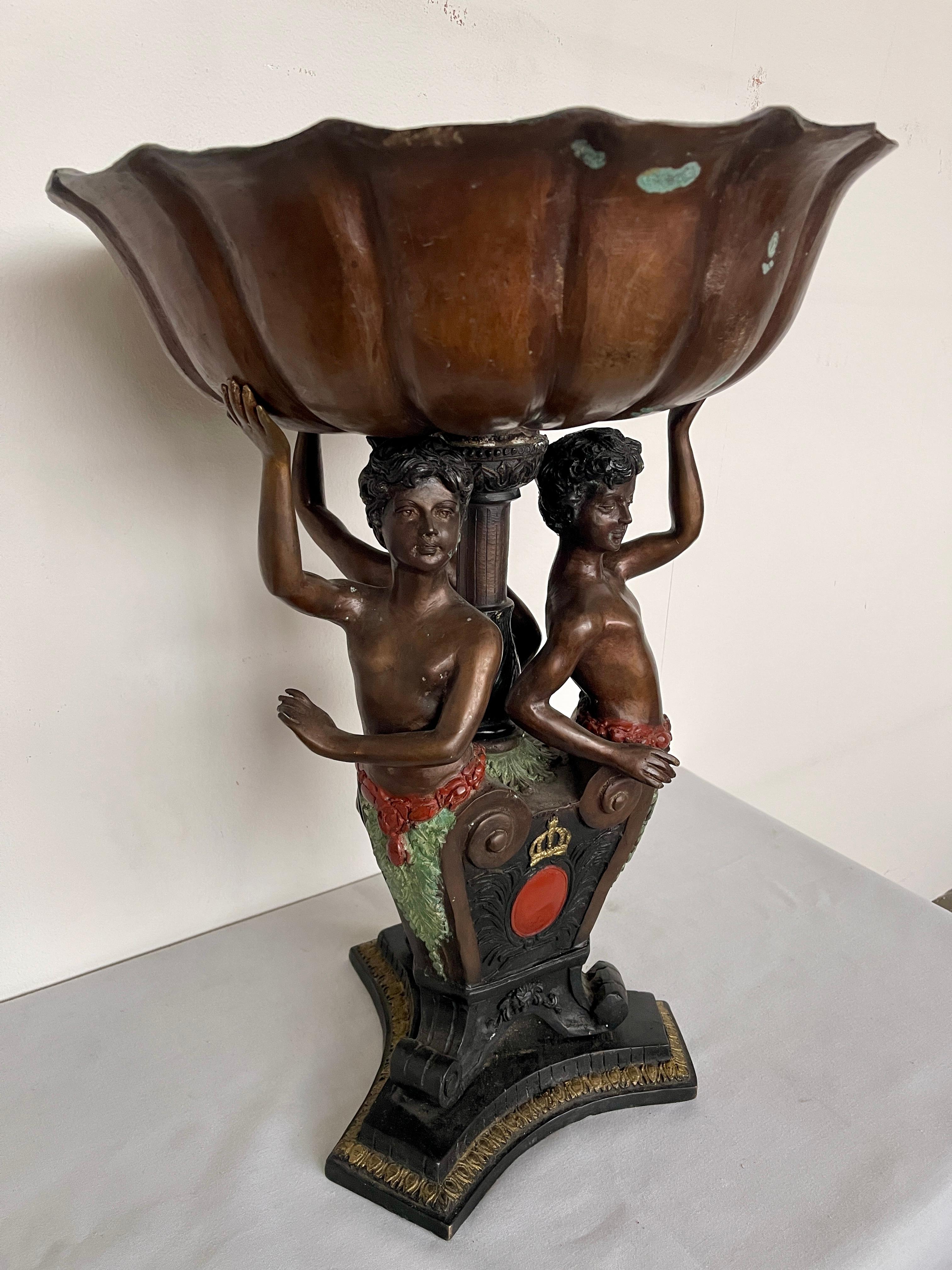 Alzata in bronzo con scultura di putti del XX secolo in vendita 7