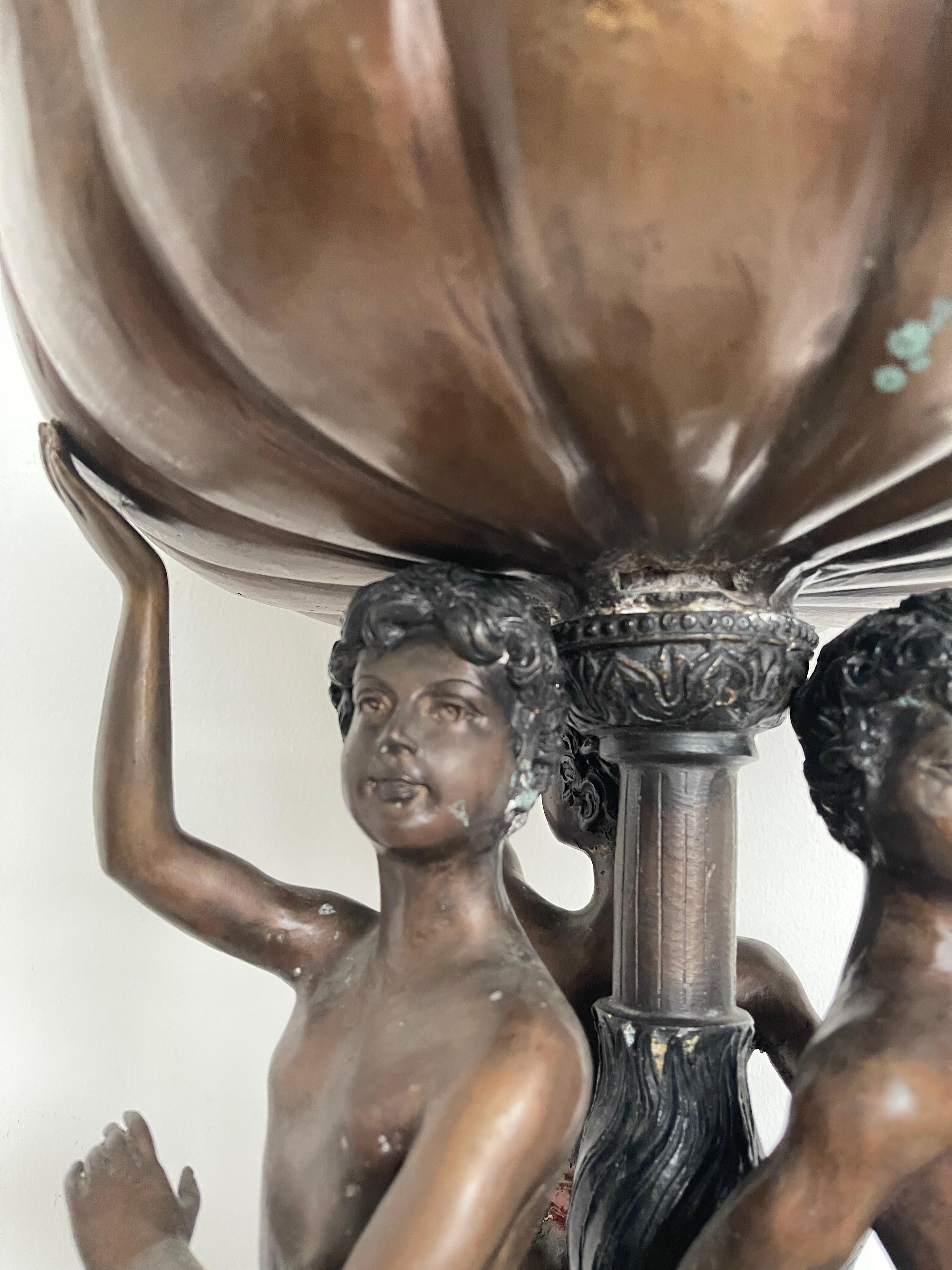 Italian Alzata in bronzo con scultura di putti del XX secolo in vendita