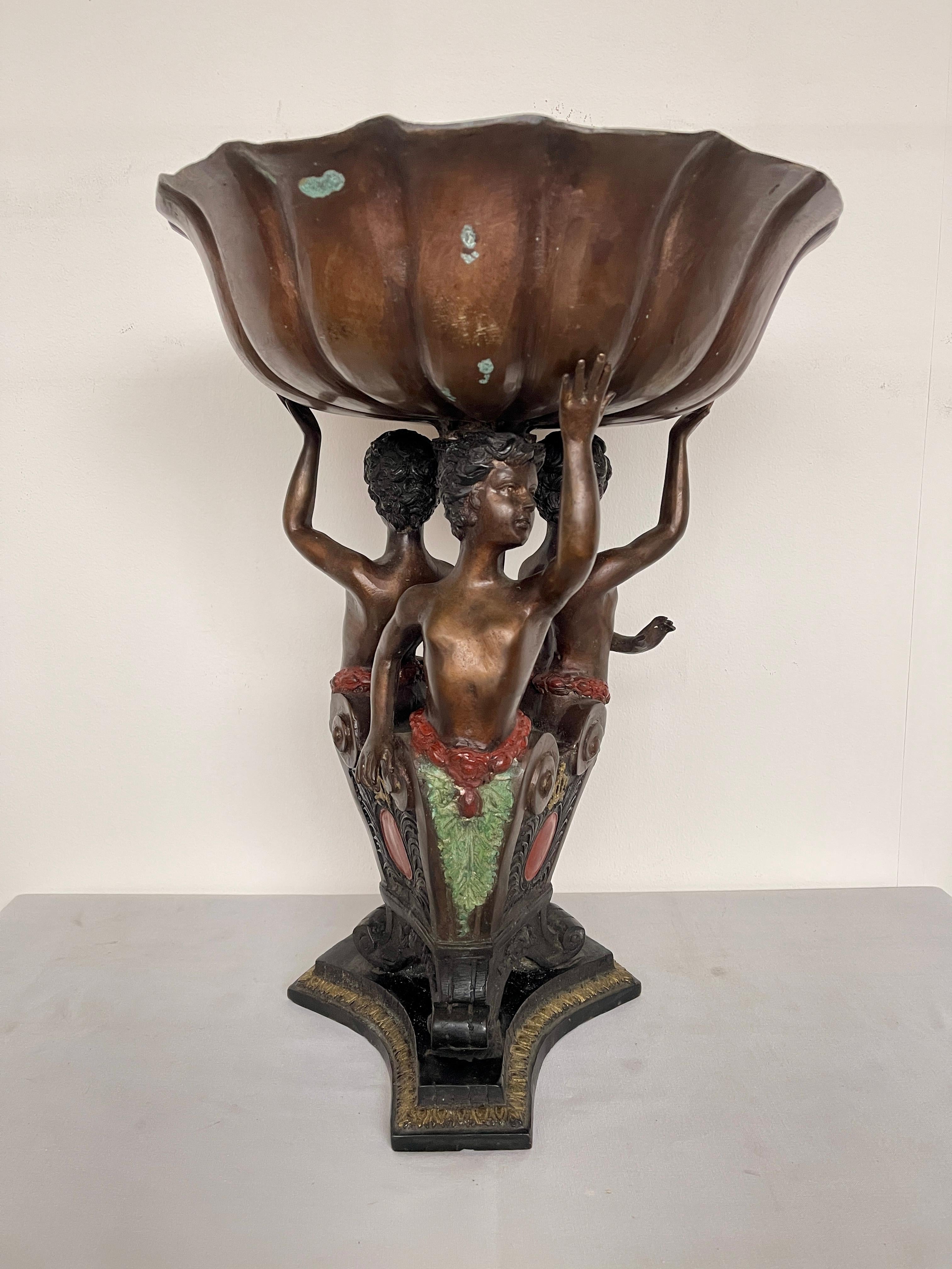 Altro Alzata in bronzo con scultura di putti del XX secolo in vendita