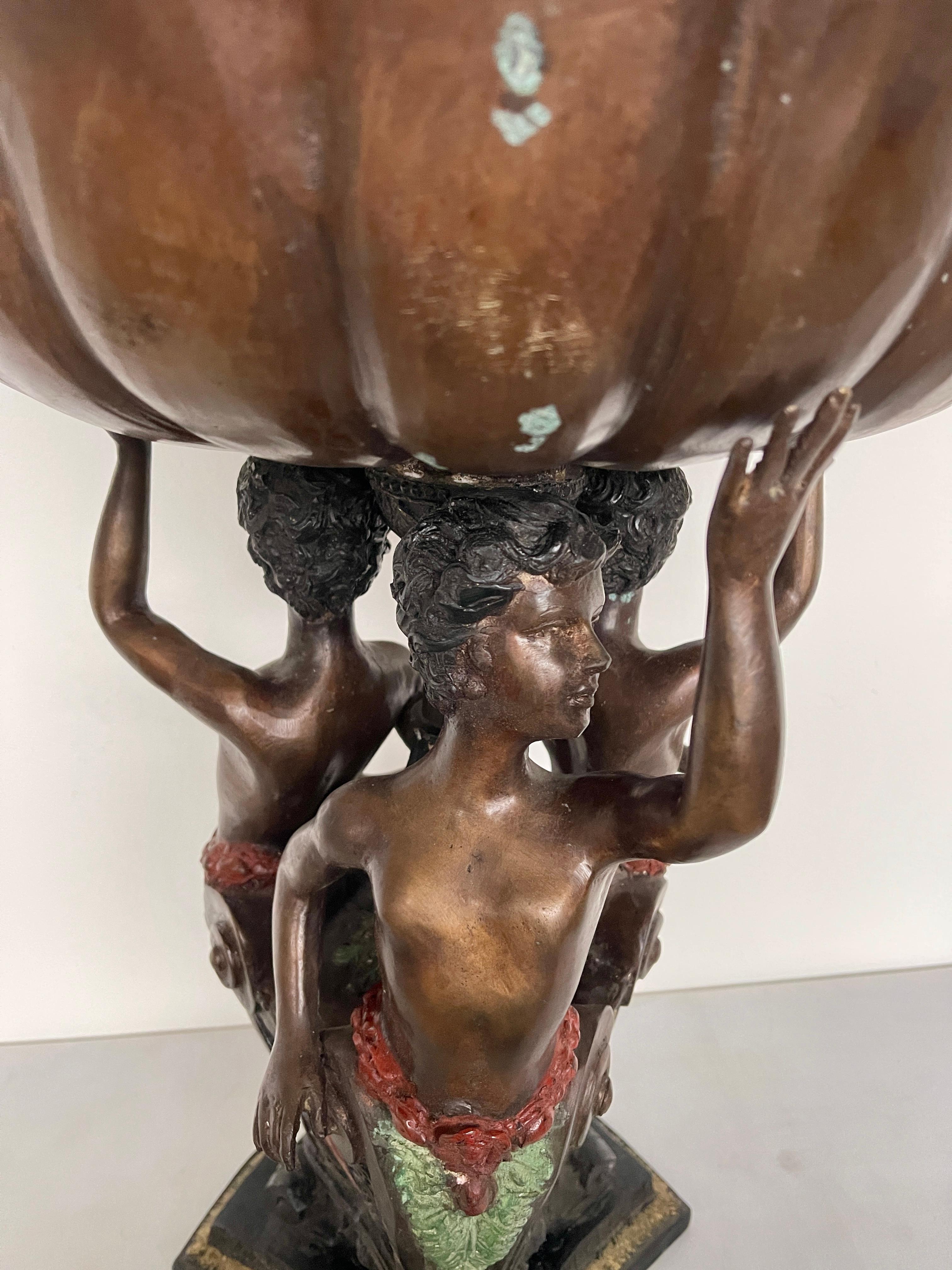 Bronzo Alzata in bronzo con scultura di putti del XX secolo in vendita