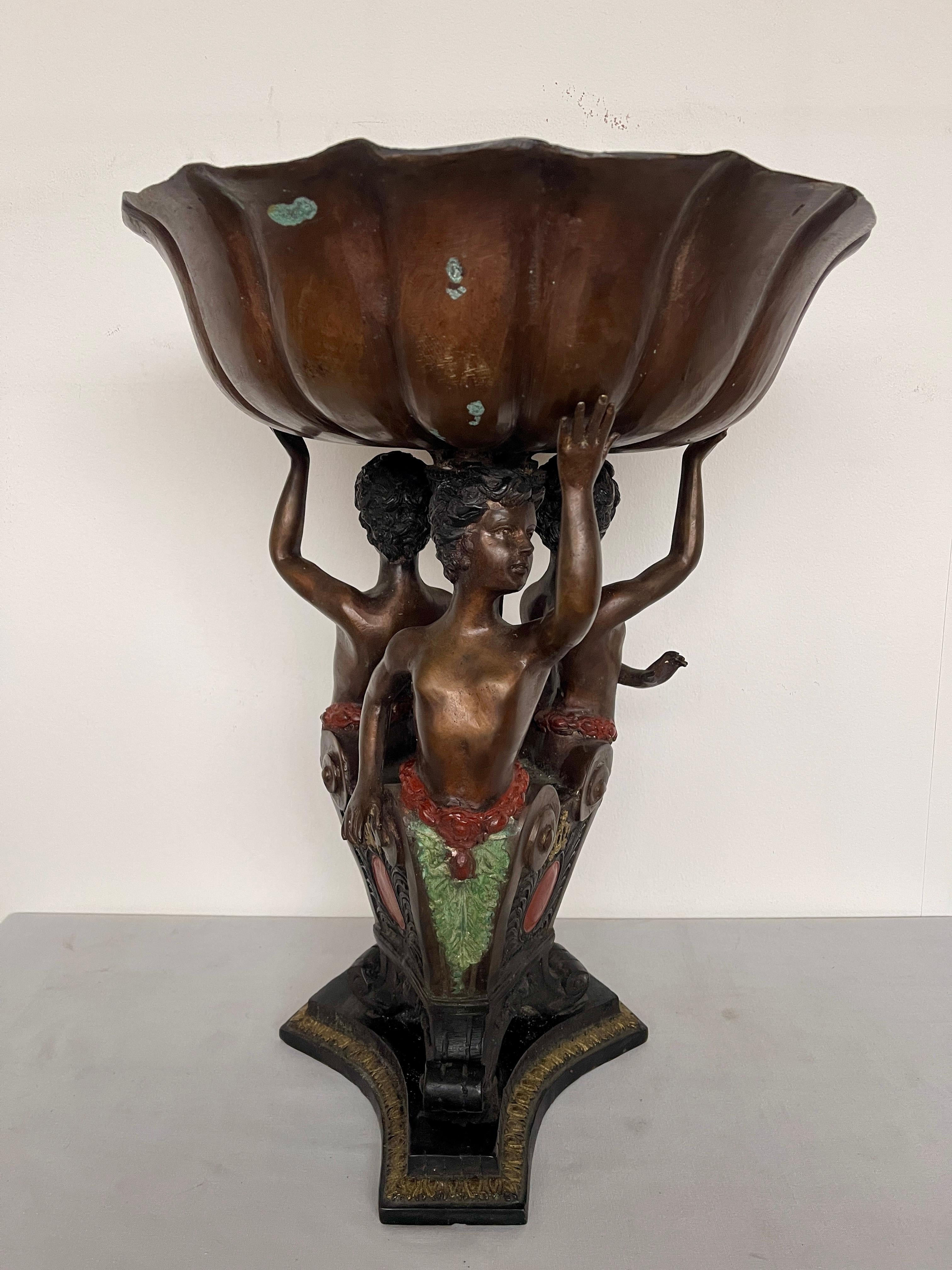 Alzata in bronzo con scultura di putti del XX secolo in vendita 1
