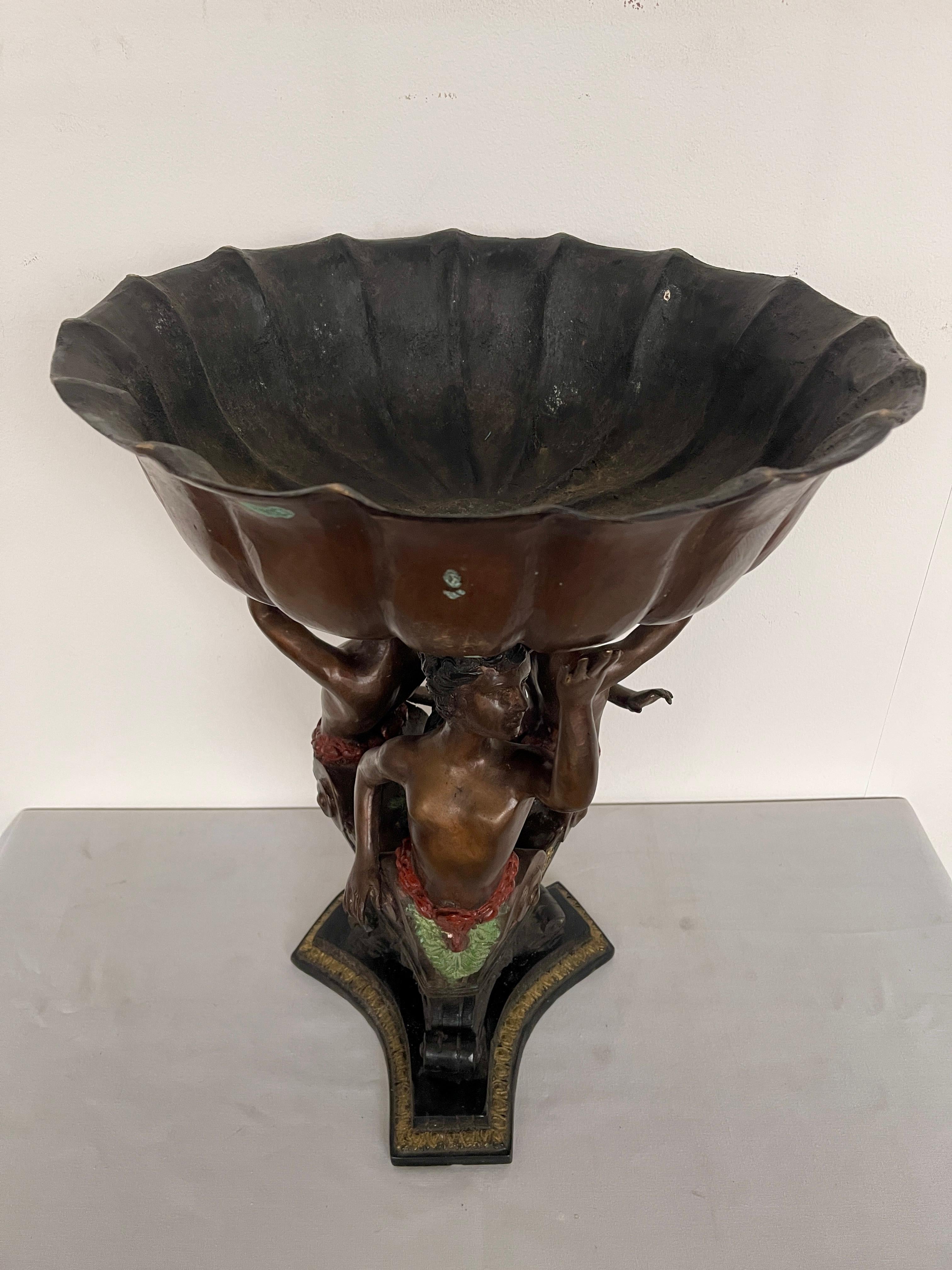 Alzata in bronzo con scultura di putti del XX secolo in vendita 2