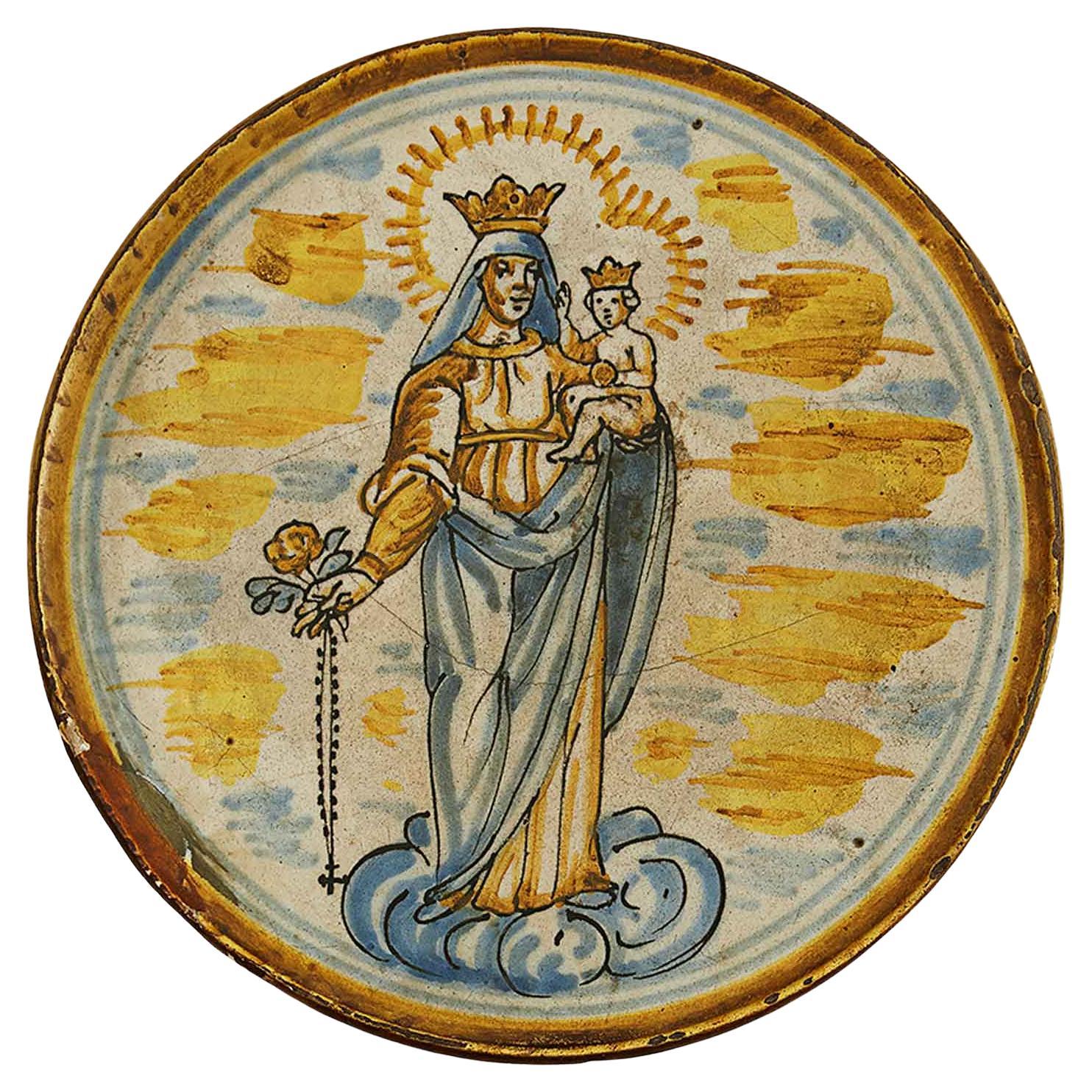 Alzata in Maiolica Italiana dipinta con Madonna con Bambino Ocra e Celeste 1700 For Sale