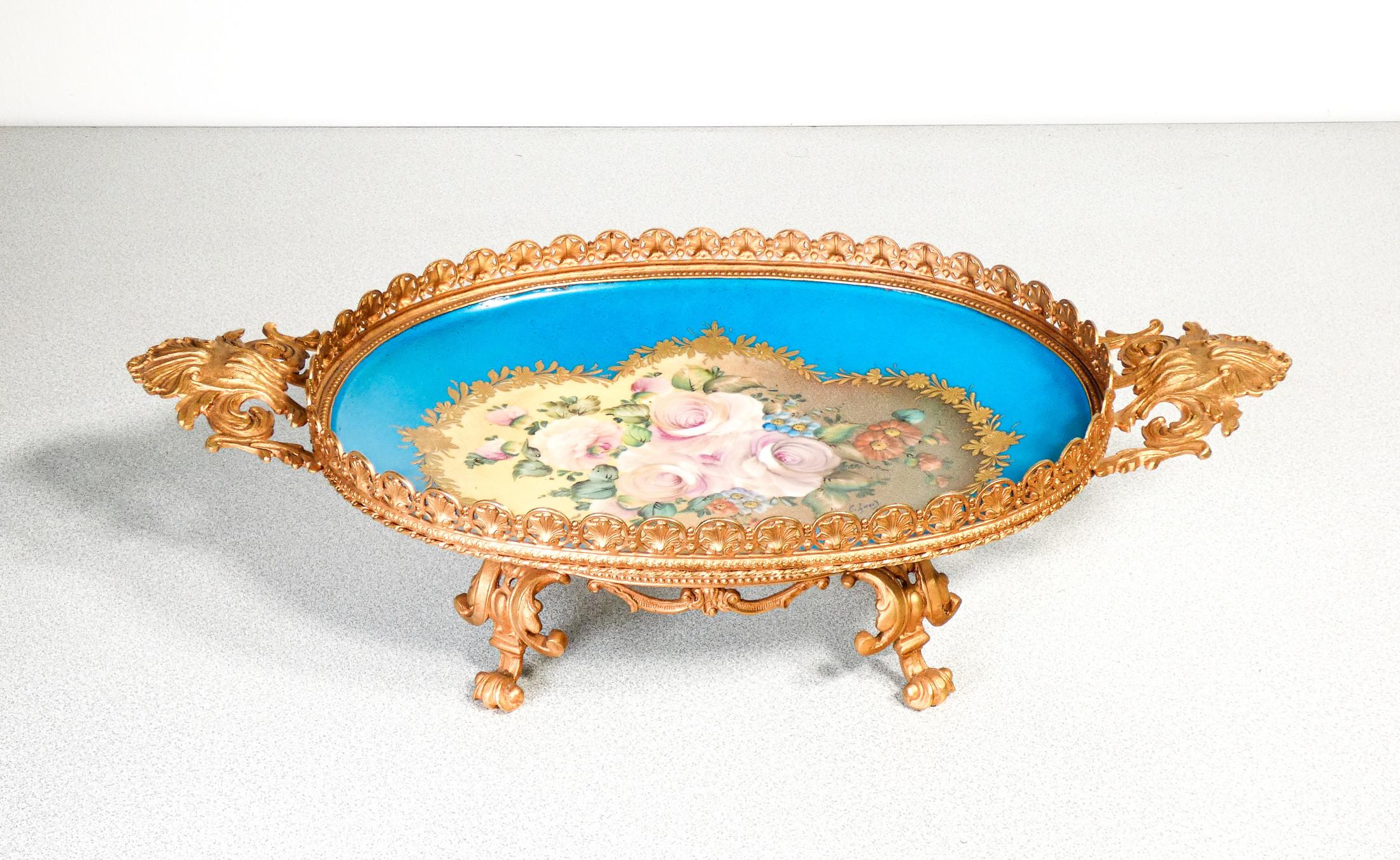 Alzata in porcellana di
LIMOGES
con dipinto firmato
da C. LORIS.

ORIGINE
Francia

PERIODO
Primo Novecento

MARCA
Limoges

MODELLO
Alzata, fruttiera centrotavola

MATERIALI
Porcellana dipinta
a mano e dorata,
metallo dorato

DIMENSIONI
49.5 x 25.5 x