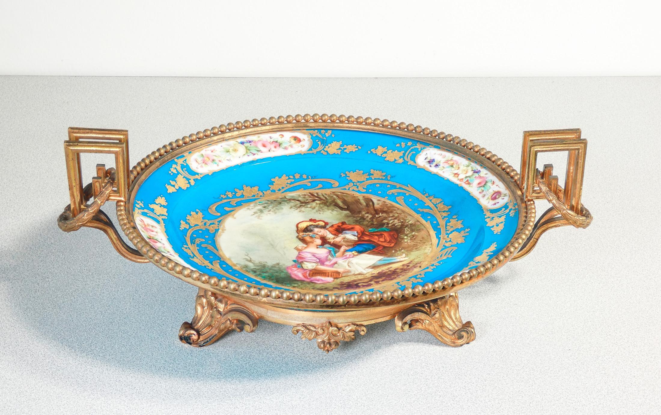 Porcelain riser
french hand-painted
with gallant scene.

ORIGIN
France

PERIOD
Early twentieth century

MARK
French manufacture

MODEL
Riser, fruit bowl centerpiece

MATERIALS
Painted Porcelain
by hand and gilded,
gilded metal

DIMENSIONS
Height:-