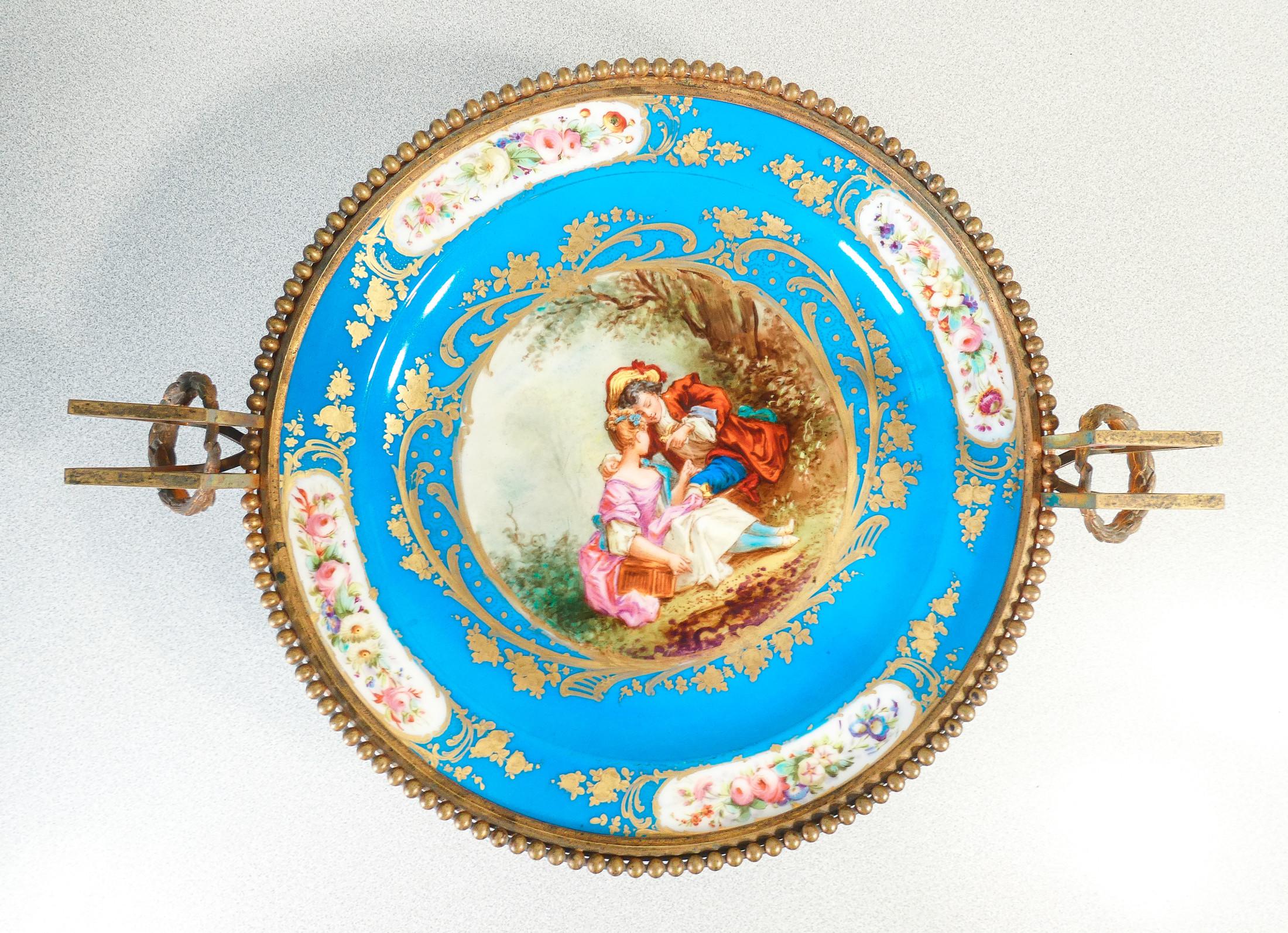 French Contremarche en porcelaine française peinte à la main avec une scène galante. Début du 20e siècle