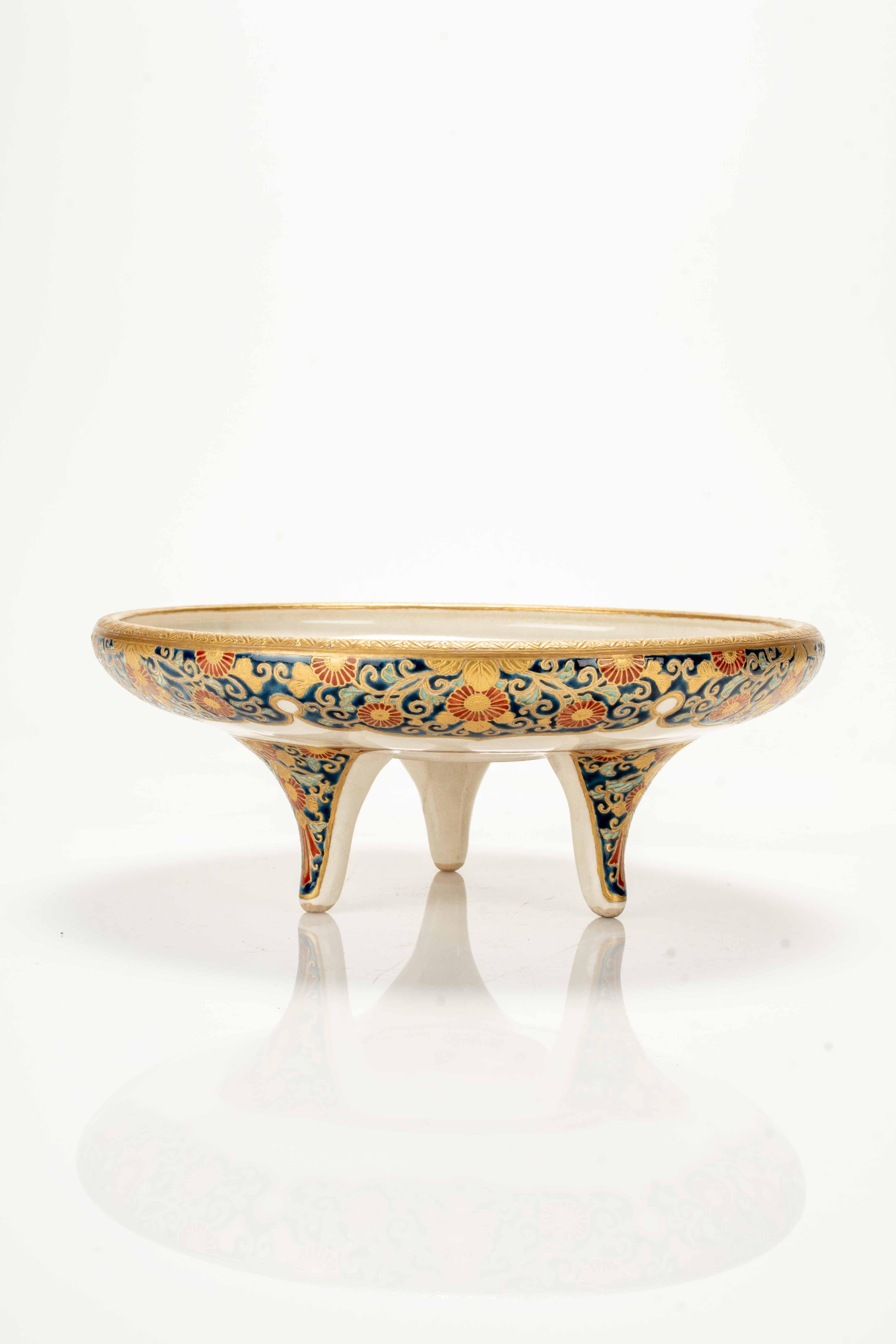 19th Century Alzata Satsuma decorata con pino, bambù e pruno fiorito in vendita