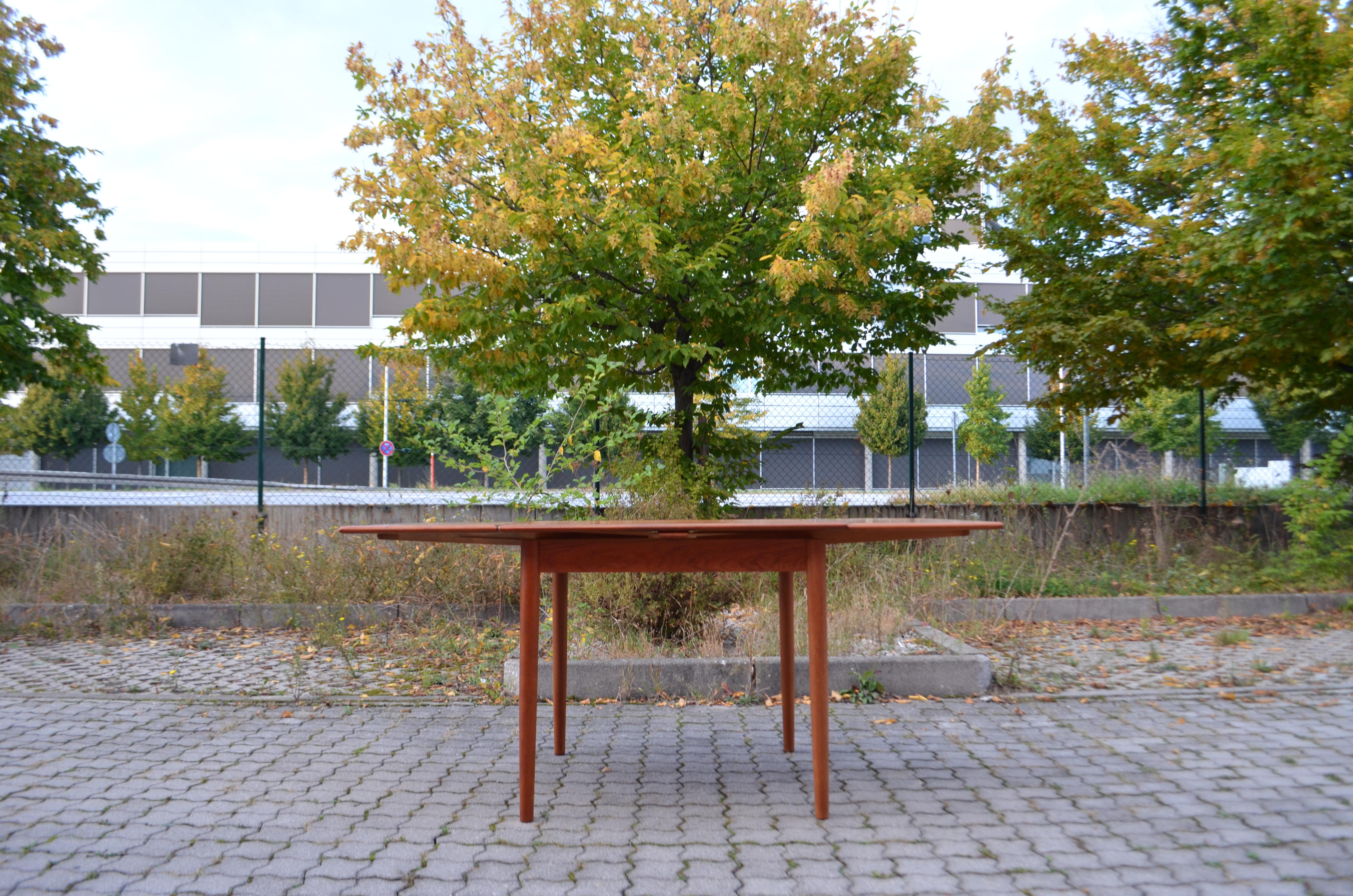 AM Ansager Mobler Danish Teak Dining Table Square extendable In Good Condition For Sale In Munich, Bavaria