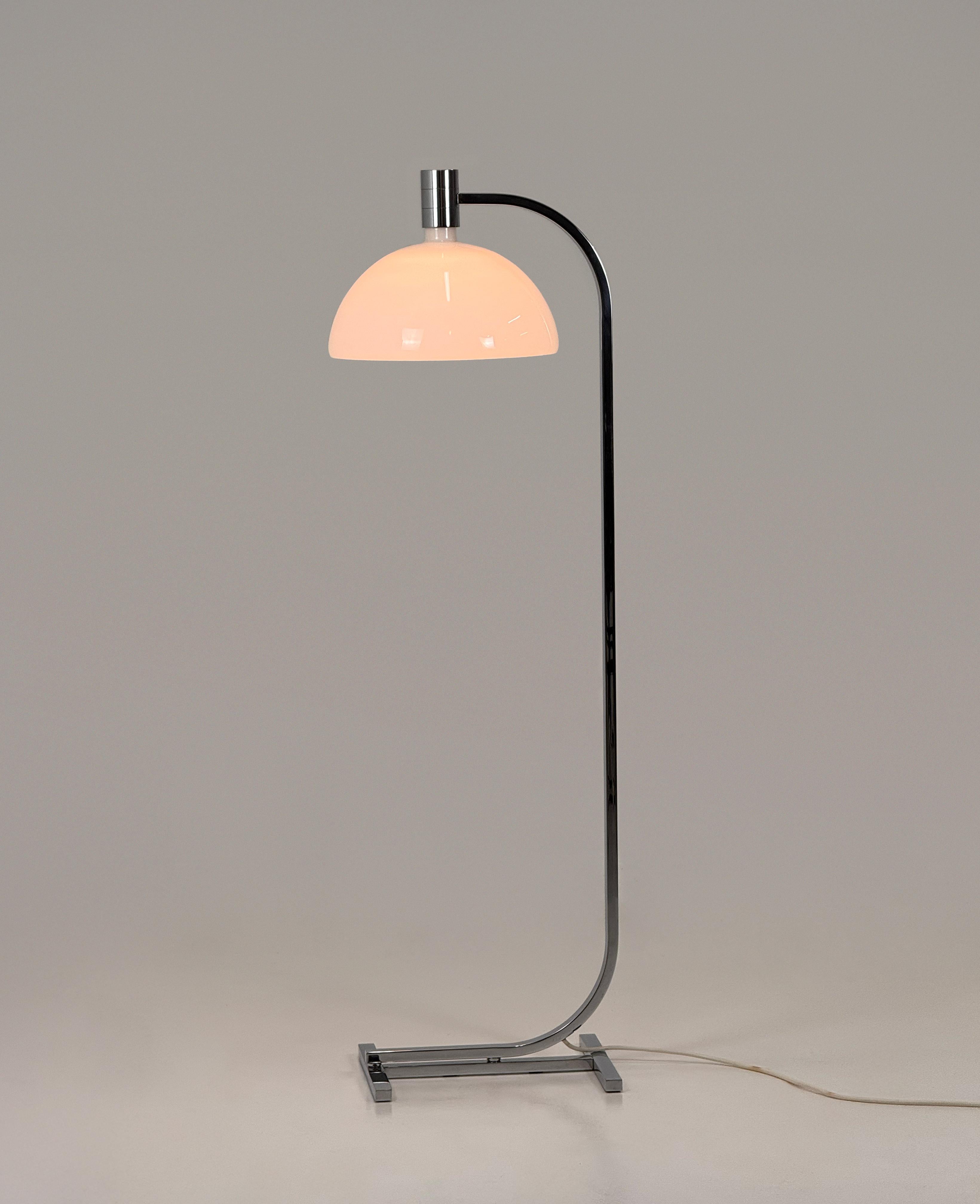 Lámpara de pie AM/AS diseñada por Franco Albini y Franca Helg para Sirrah. Italia 1969

Sorprendente ejemplo del diseño italiano de mediados de siglo, esta lámpara de pie de la serie AM/AS de Franco Albini y Franca Helg para Sirrah (1969) destila