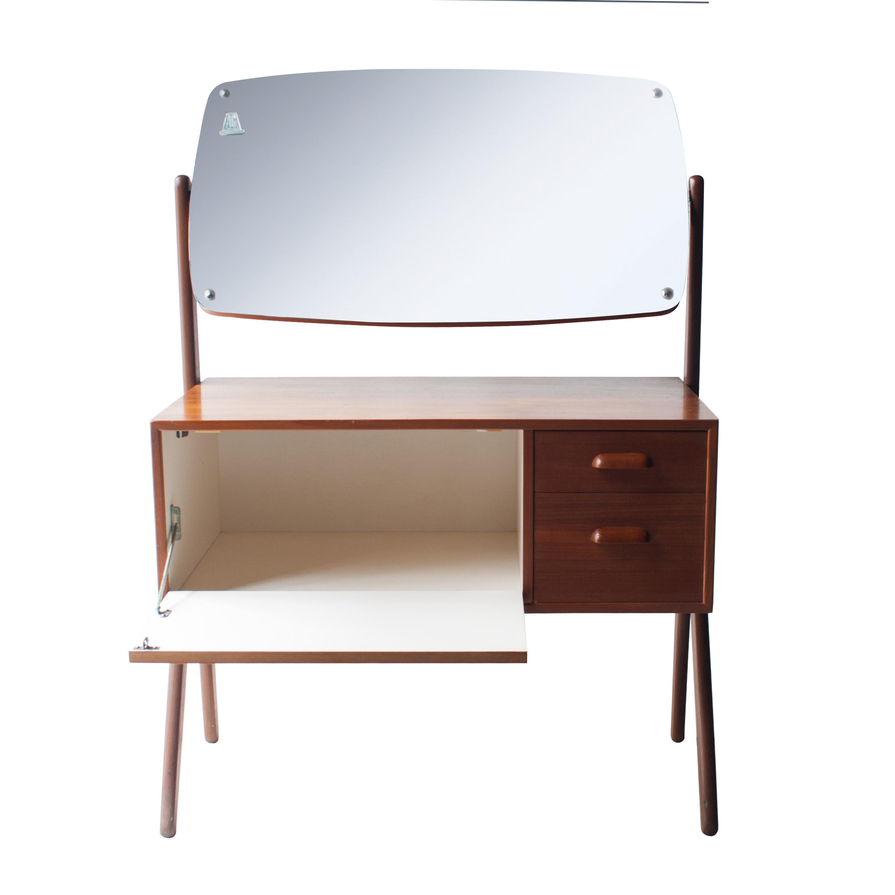 Dresser composed of three drawers and rotating mirror by the AM Kobberbeskyttet seal with structure made of solid teak wood, 1960.