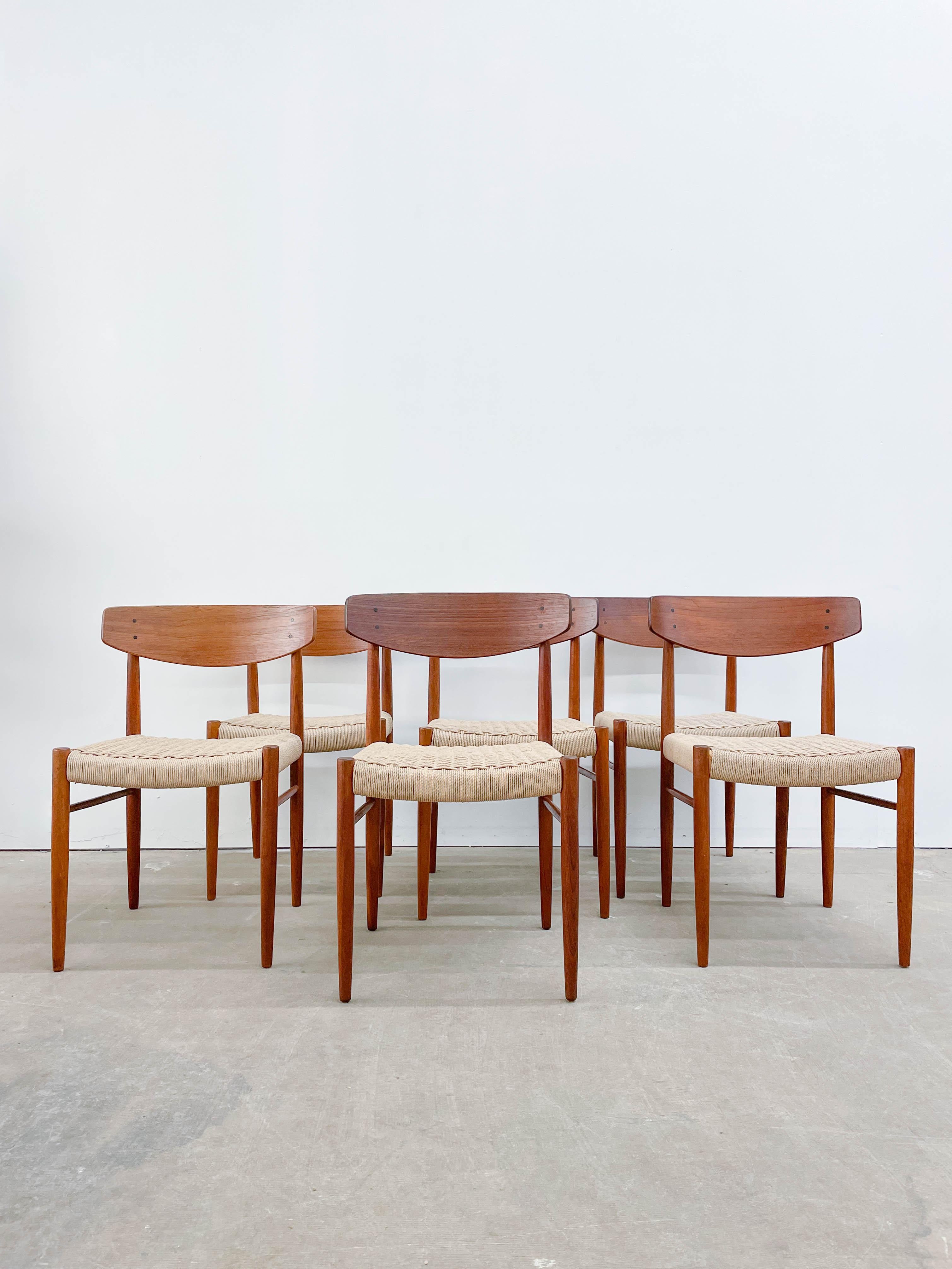 Il s'agit d'un exemple fantastique de siège moderne danois du milieu du siècle dernier, fabriqué avec soin et expertise. Cet ensemble de six chaises de salle à manger nouvellement tissées et restaurées, fabriquées par AM Mobler dans les années 1960,