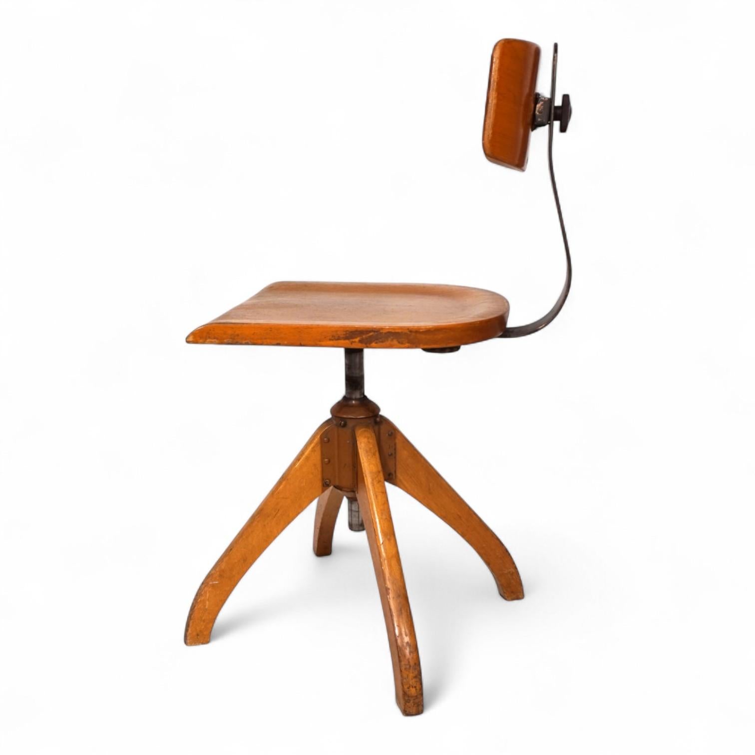 Dieser klassische Drehstuhl von Ama Elastik ist ein echter Blickfang im Mid-Century-Stil - gefertigt in den 1950er Jahren und mit einer schönen, natürlichen Patina versehen, die dem Stuhl Charakter verleiht. Sitz und Rückenlehne sind