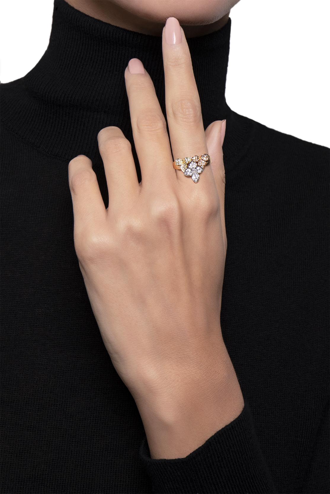 Ama, a word of colours and sentiments, embodiment of a shape that symbolises the female and femininity: the triangle. Talisman of the goddesses, it is a symbol that sends a message of warmth, representing the chalice, a place of receiving.
 The