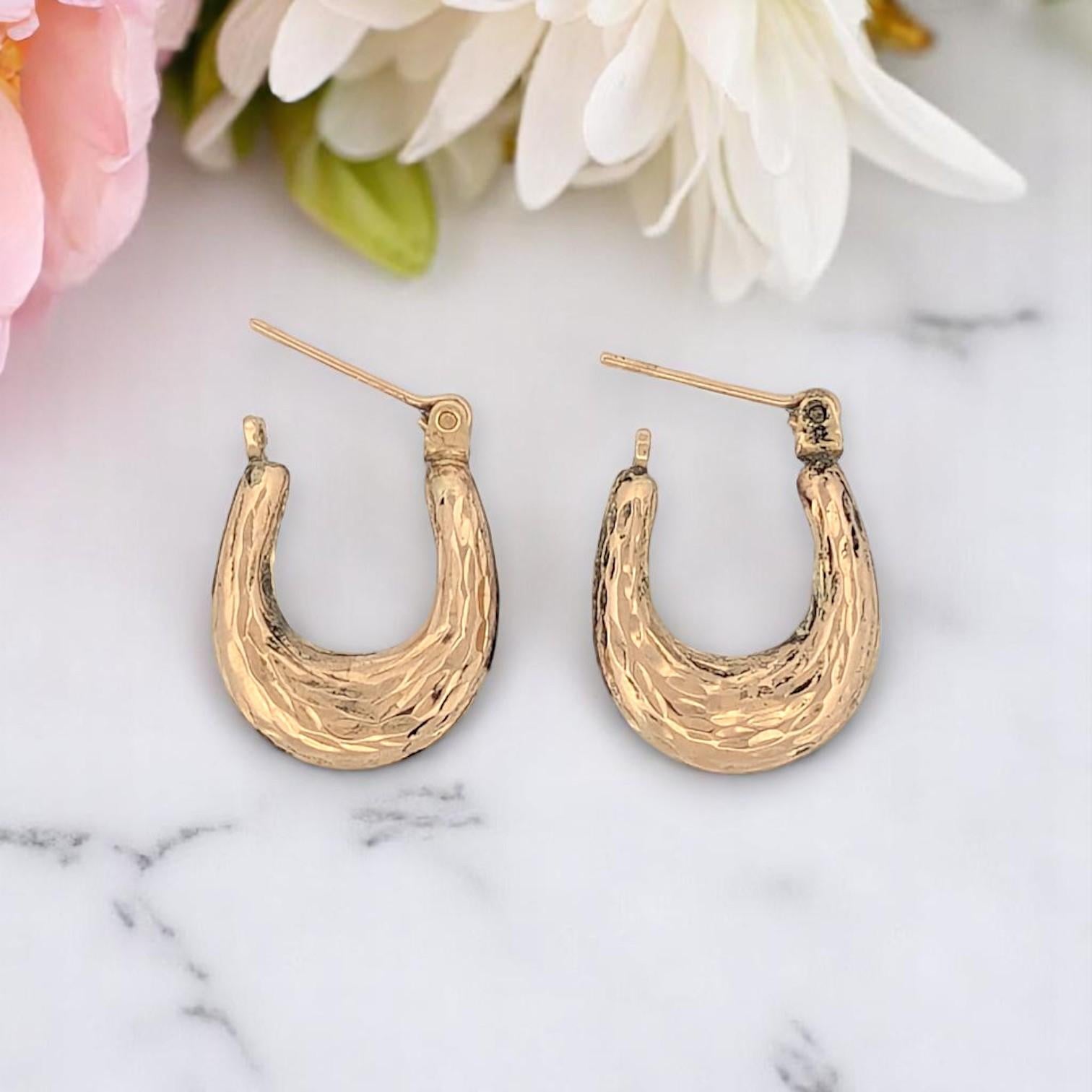 Les boucles d'oreilles Amabel sont une version moderne d'un classique intemporel. Réalisées en or jaune 14 carats, ces boucles d'oreilles allongées présentent une texture martelée à la main qui leur confère profondeur, éclat et caractère artisanal.