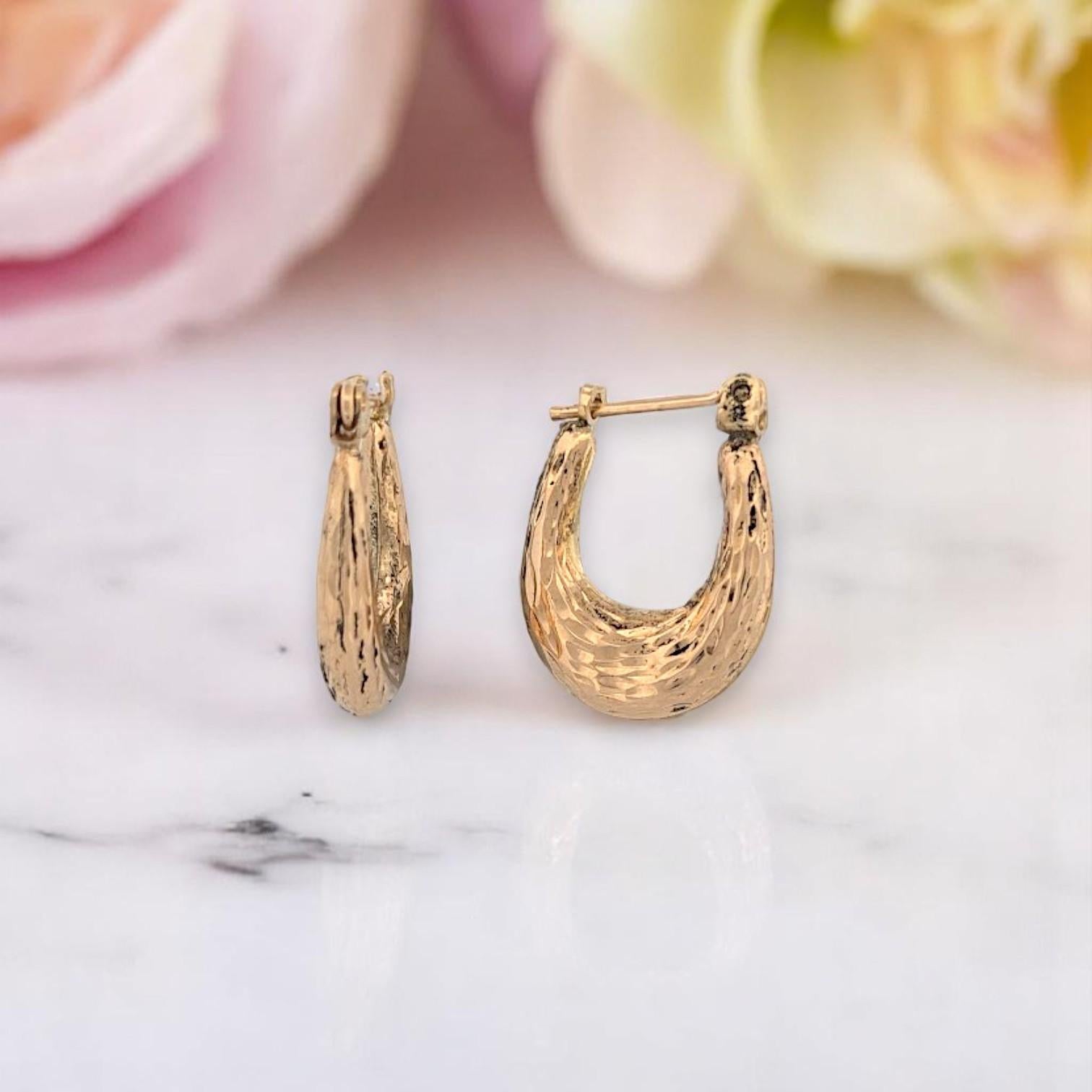 Artisan Boucles d'oreilles Amabel Hammered Hoops allongées en or jaune 14 carats cadeau de bijouterie d'art en vente
