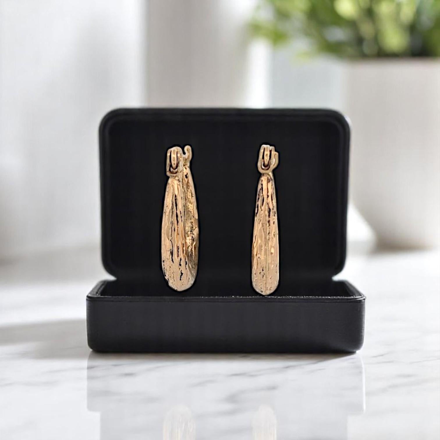 Boucles d'oreilles Amabel Hammered Hoops allongées en or jaune 14 carats cadeau de bijouterie d'art Pour femmes en vente