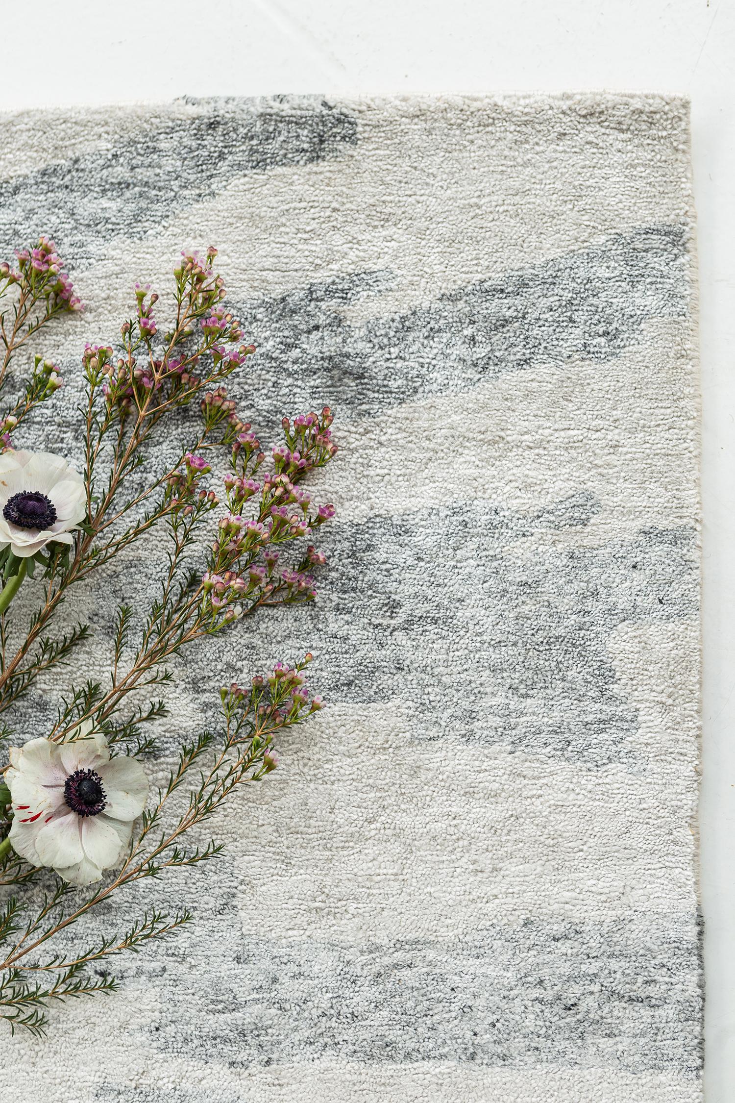 Erleben Sie den Frieden und die Harmonie der Natur mit Amabie aus der Yokai Collection. Dieser graue Seidenteppich zeichnet sich durch sanfte, natürliche Farbtöne und eine erdige Struktur aus. Verwenden Sie es in Ihrer modernen Inneneinrichtung, um