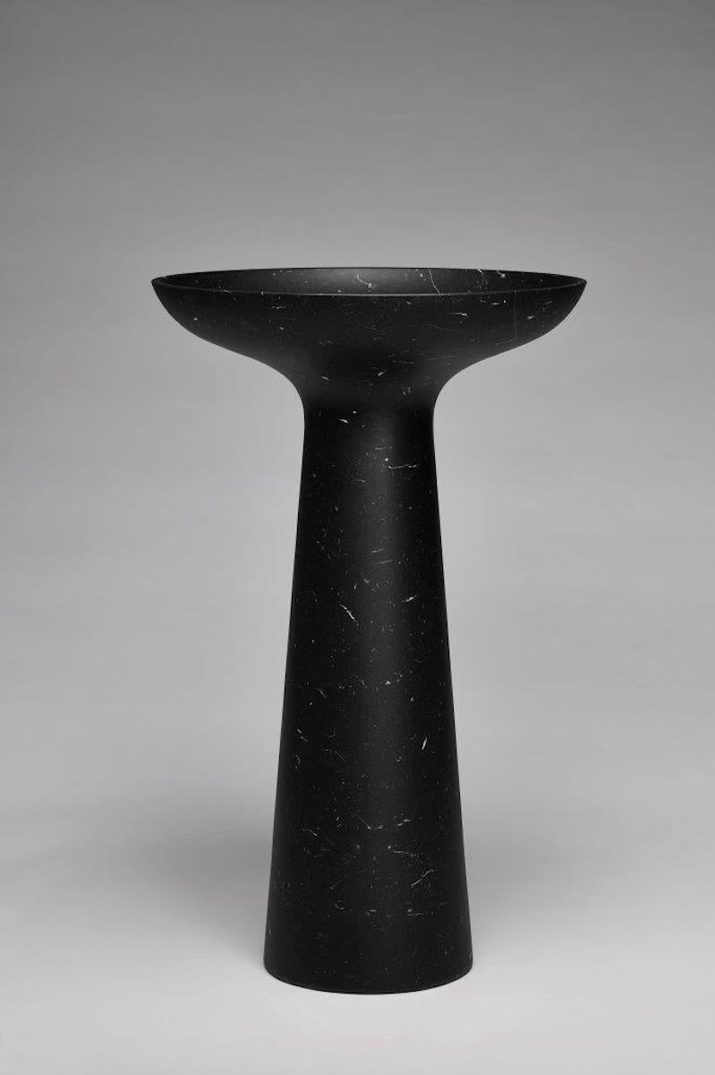Vasque autoportante conçue par l'Atelier Pibamarmi. Amabile fait partie de The Black Brothers, une nouvelle collection capsule de quatre lavabos autoportants en marbre Nero Marquinia. Ces 