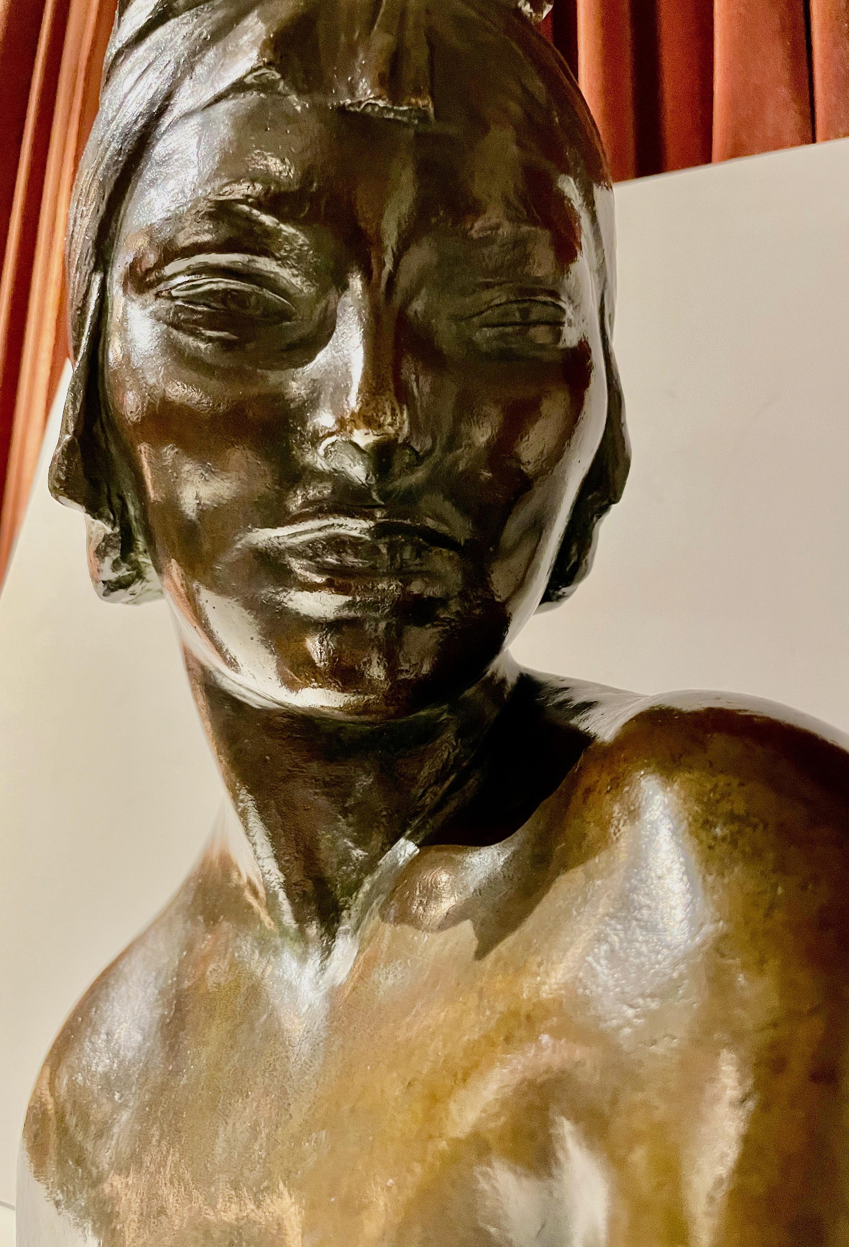Un buste original en bronze patiné d'Amedeo Gennarelli vers 1925. Ce modèle légèrement nu est représenté de l'épaule, regardant vers l'avant, avec un turban stylisé sur la tête. Cette superbe patine de bronze profond a été signée dans la fonte