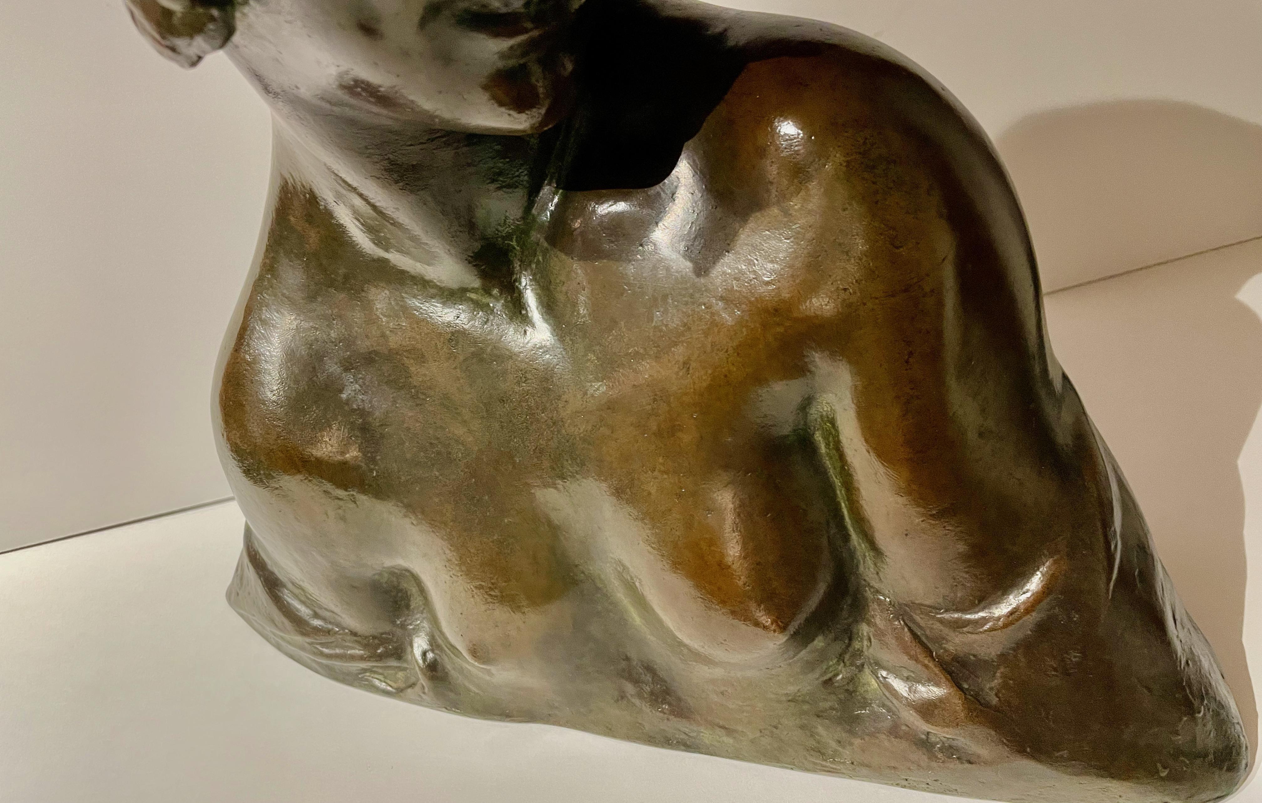 Un buste original en bronze patiné d'Amedeo Gennarelli vers 1925. Ce modèle légèrement nu est représenté de l'épaule, regardant vers l'avant, avec un turban stylisé sur la tête. Cette superbe patine de bronze profond a été signée dans la fonte