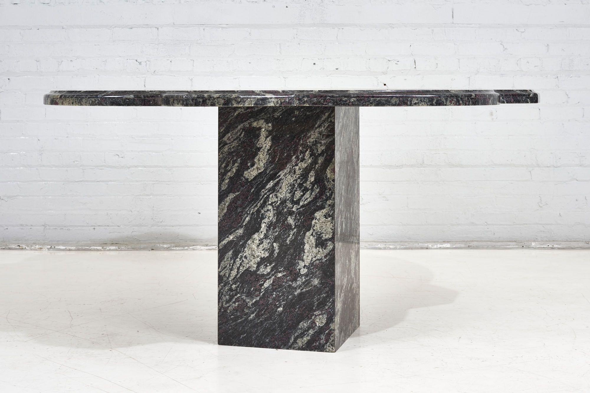 Amadeus Granit-Esstisch mit Quatrefoil-Formplatte, Brasilien (Moderne der Mitte des Jahrhunderts) im Angebot