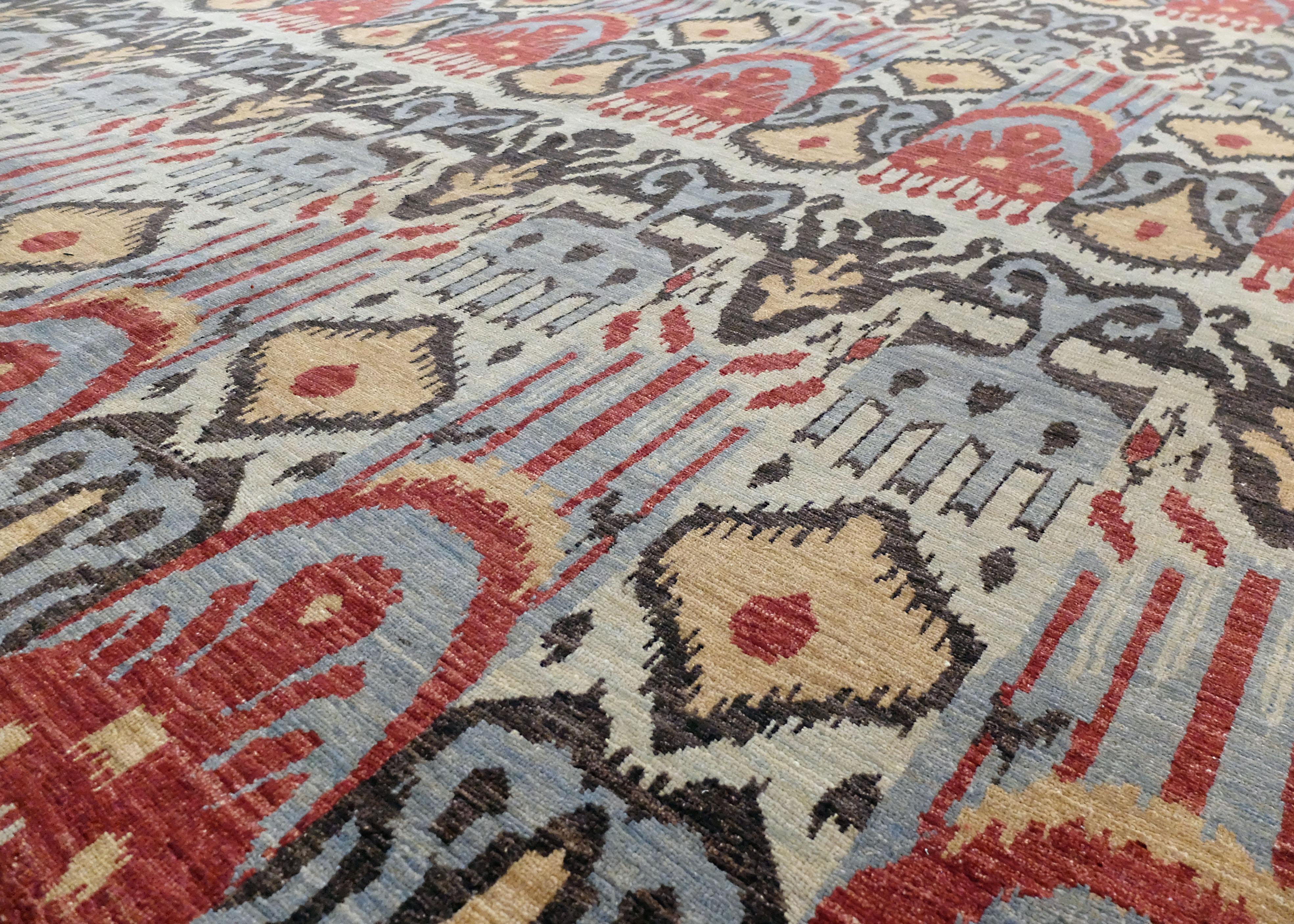 Il s'agit d'un tapis Ikat contemporain d'AM Contemporary. Il est composé de noir et de couleurs primaires : le rouge, le jaune et le bleu. Le tapis présente des formes organiques complexes qui constituent son motif principal, répété quatre fois à