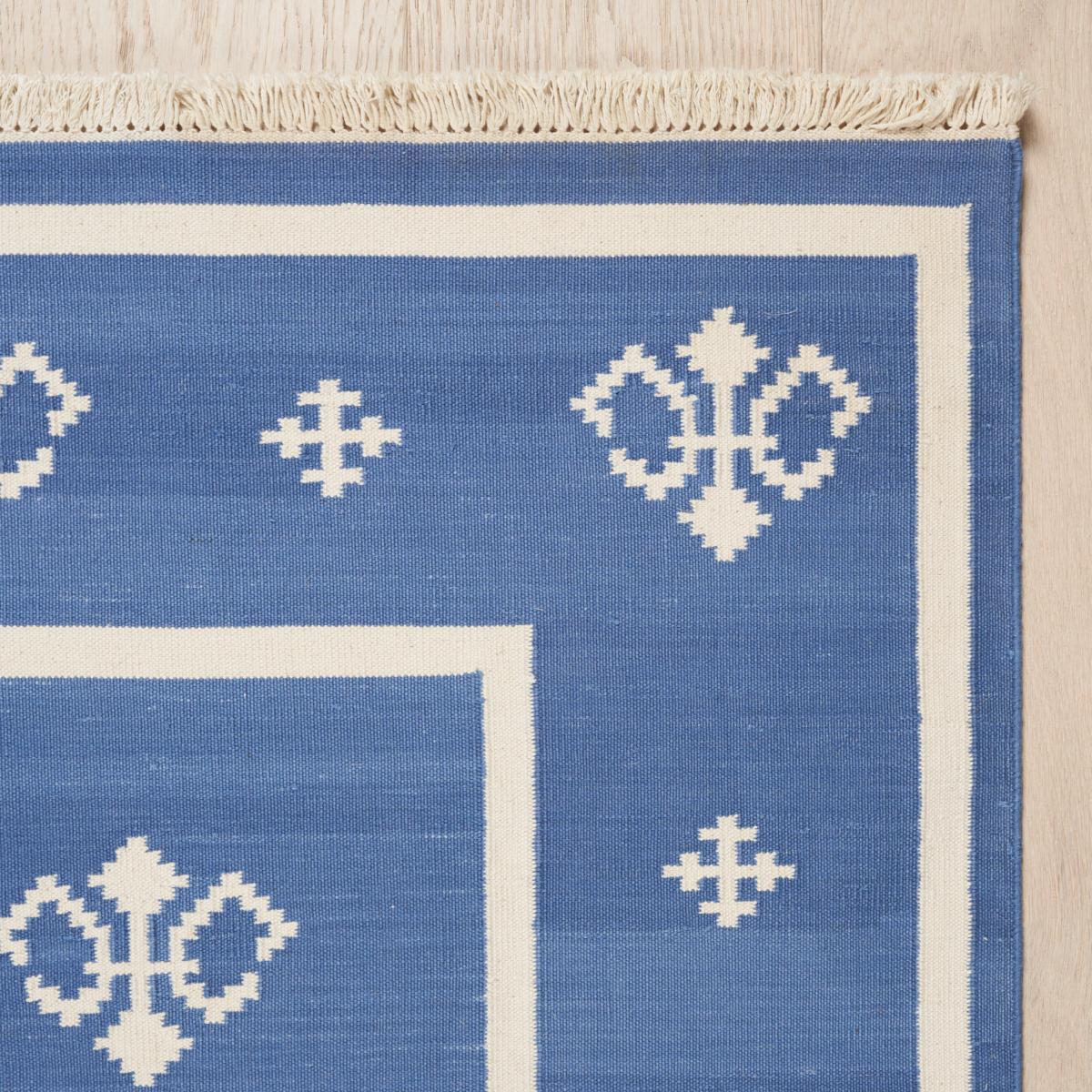 Un tissage plat en coton avec un motif polyvalent et de belles variations tonales, Amagansett est disponible dans une gamme de tailles utiles. Il s'agit d'un tapis élégant et facile à utiliser qui trouve sa place dans presque toutes les pièces.
