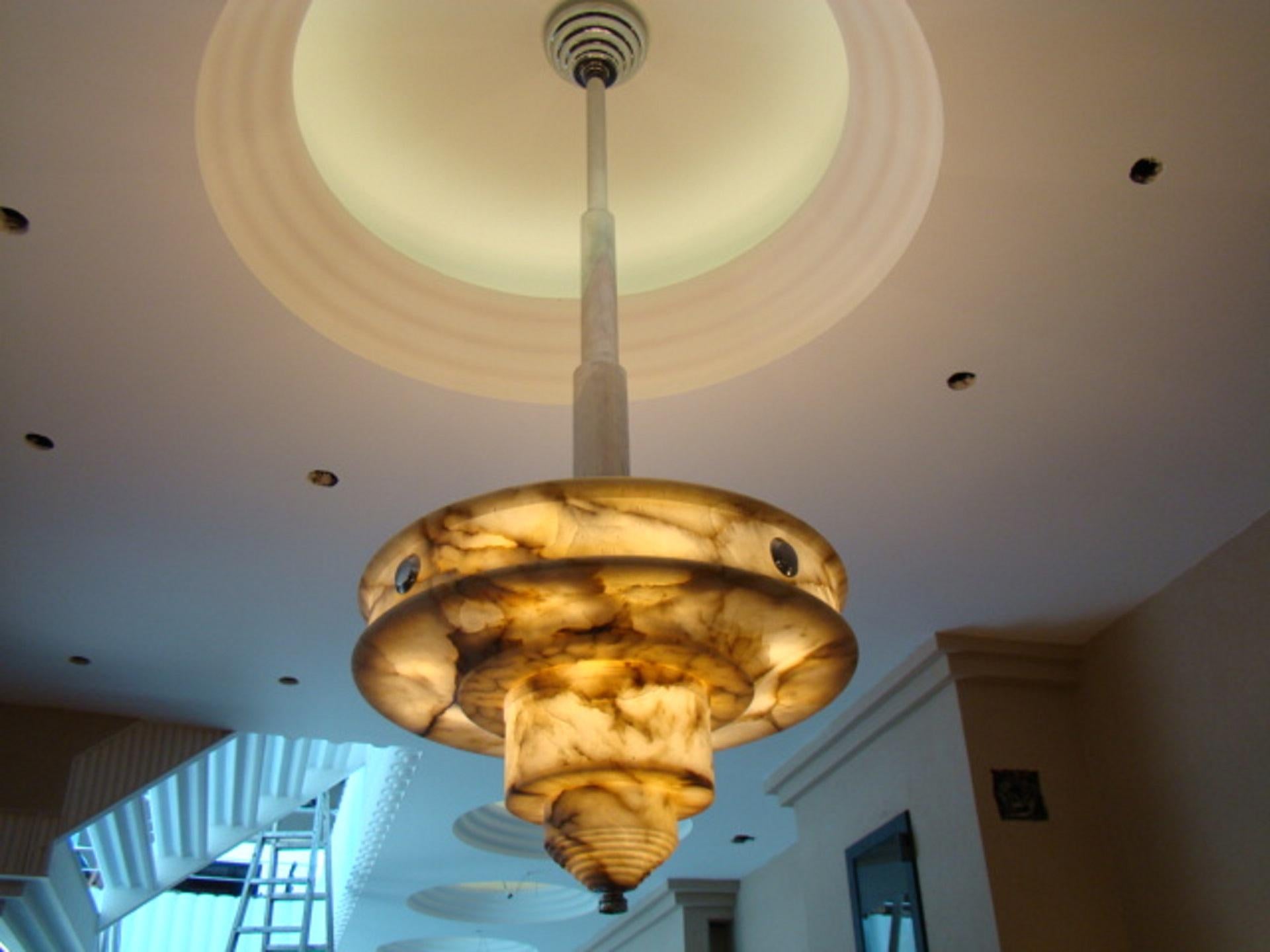 Amazing chandelier Art Deco (alabaster light)

If you have problems to the hight, We can cut the barral, at the indicated height (free of charge)
Style: Art Deco
Year: 1935
Material: alabaster and chrome
To take care of your property and the lives