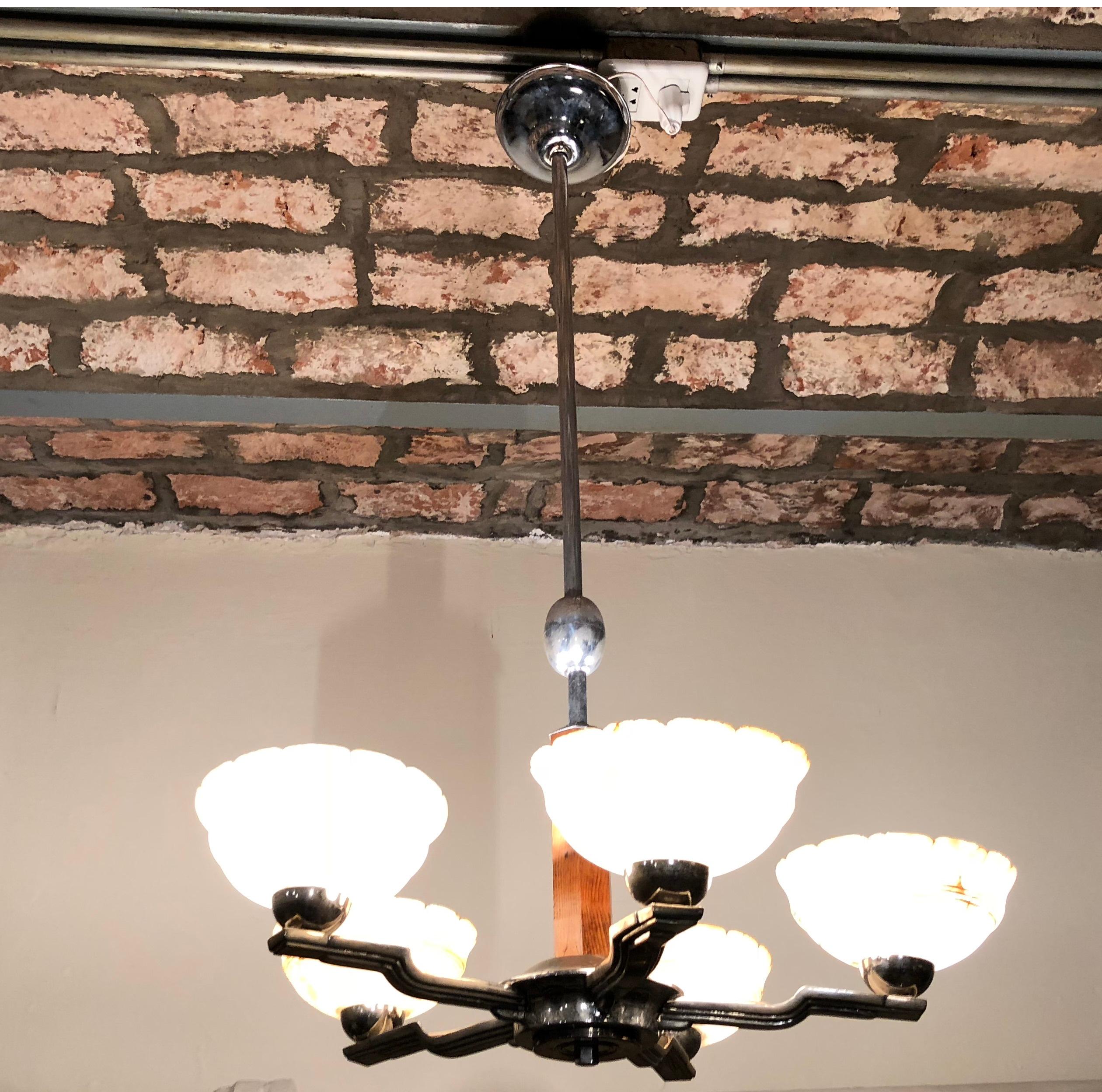 Amazing chandelier Art Deco (alabaster light).

Style: Art Deco
Year: 1935
Material: Alabaster and chrome
To take care of your property and the lives of our customers, the new wiring has been done.
If you want to live in the golden years, this is