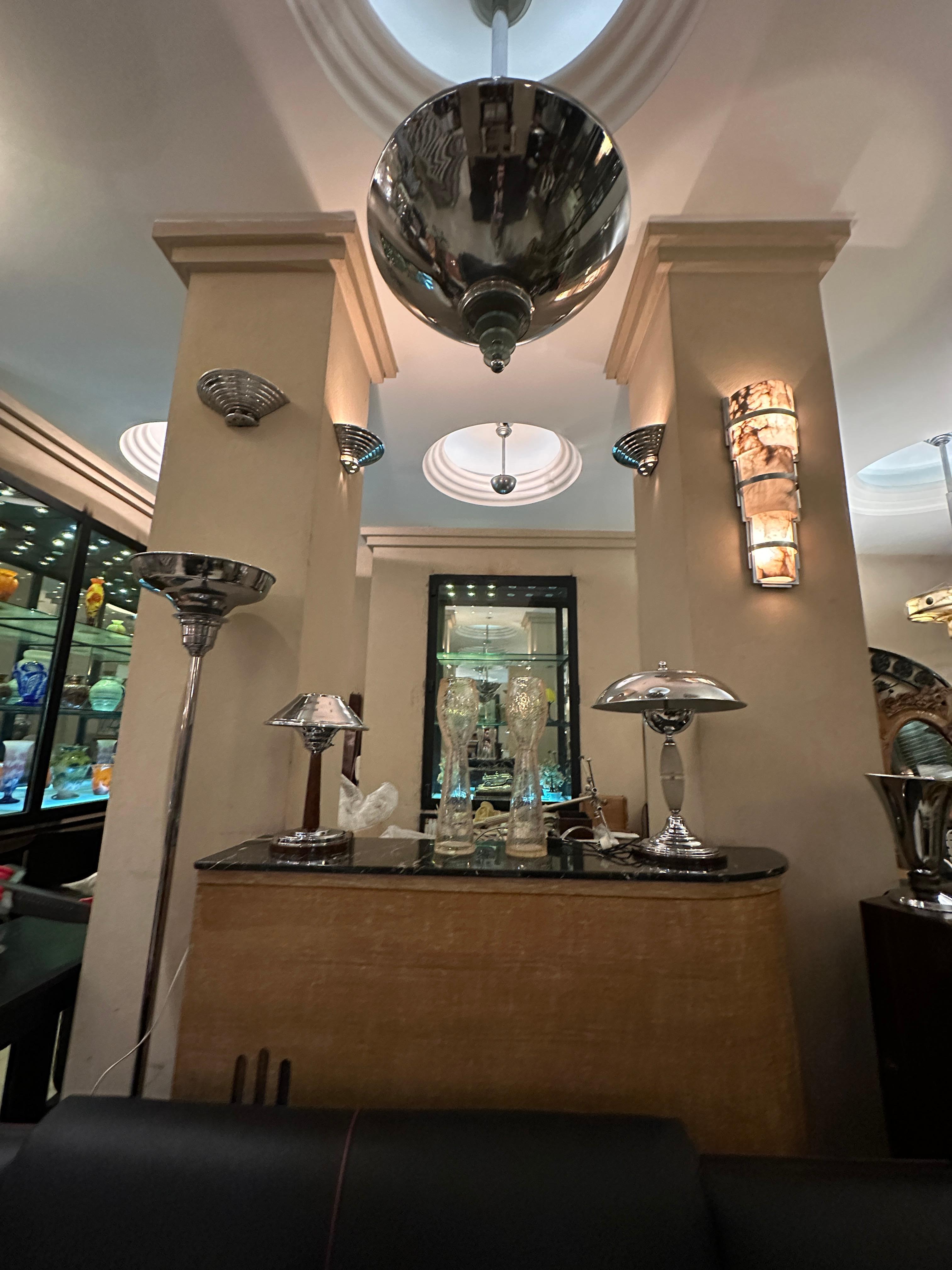 Stupefacente coppia di lampadari Art Deco in vetro e cromo, stile 1935 in vendita 7