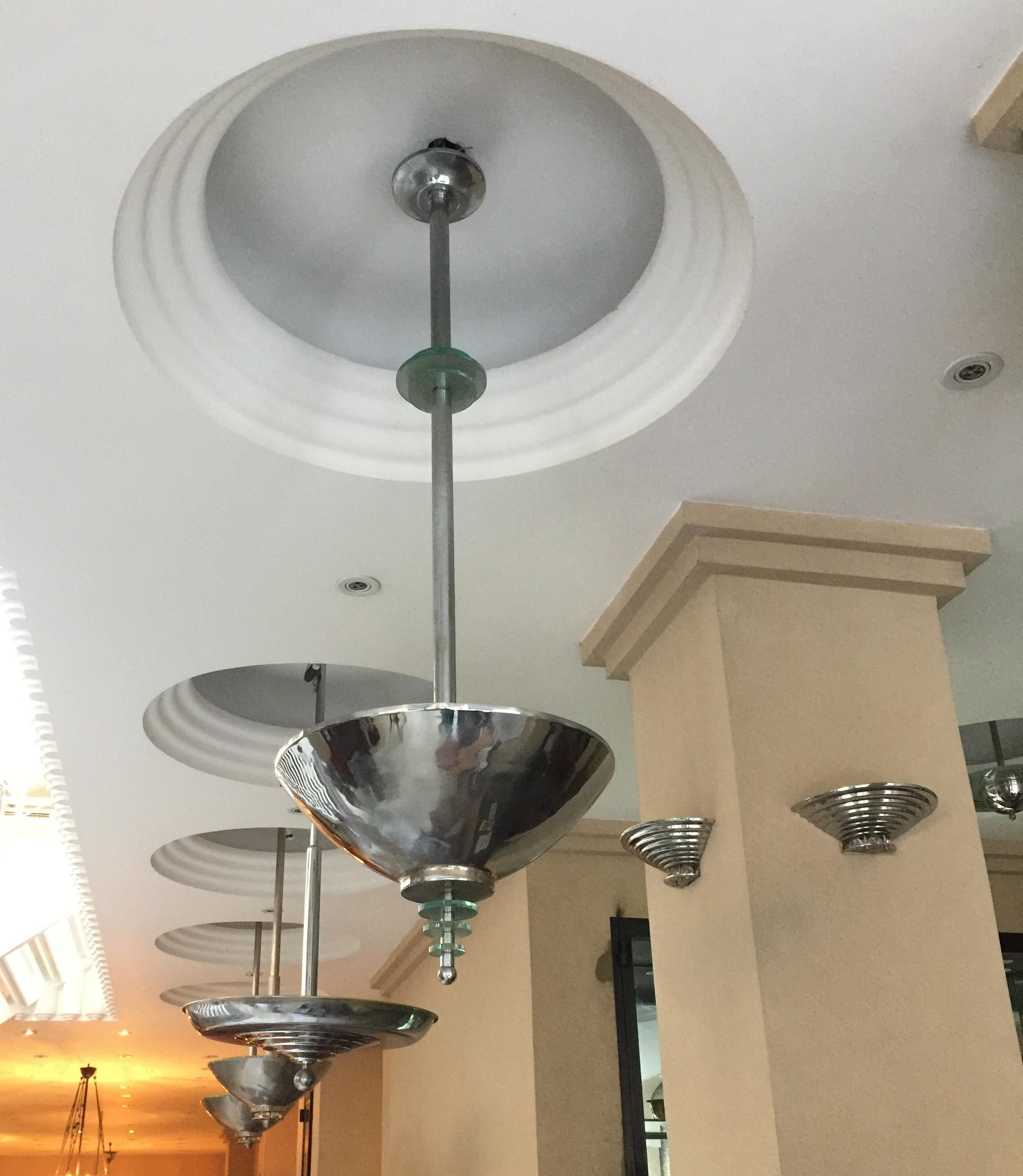 Stupefacente coppia di lampadari Art Deco in vetro e cromo, stile 1935 in vendita 1