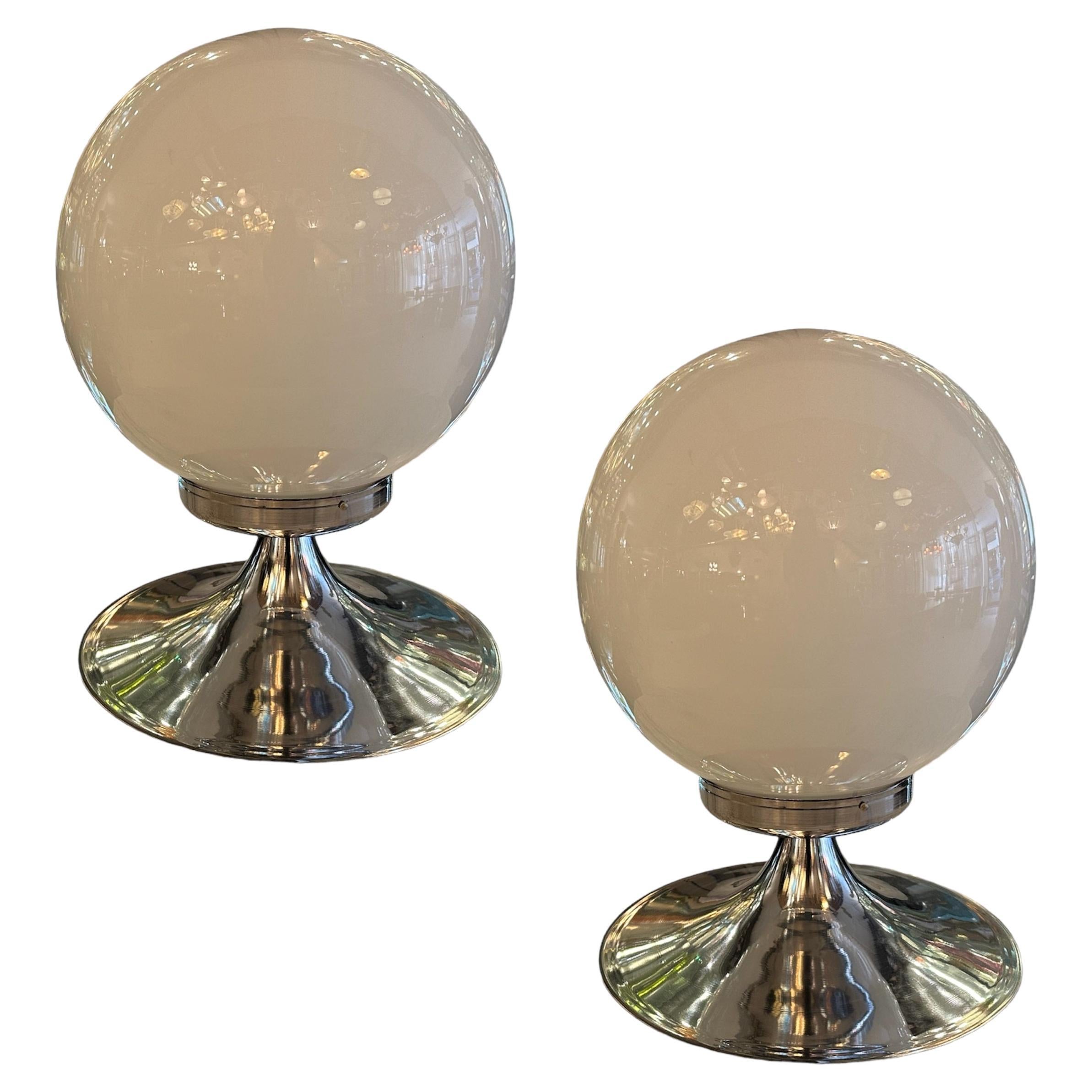Amaizing Pair of Art Deco Table Lamps in opaline and chrome, German, 1930 For Sale